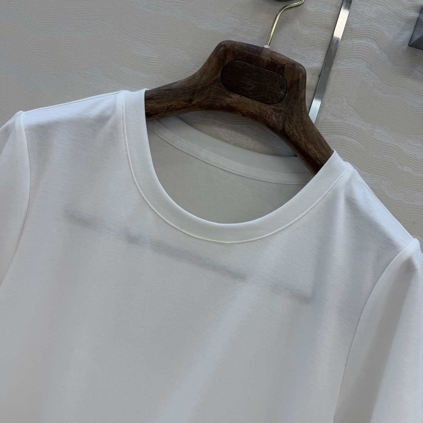 原单品质❤️Lp高智感老钱风穿搭26s春夏新品！进口纯棉短袖T恤！刺绣徽章低调奢华，气质大方圆领优雅又时