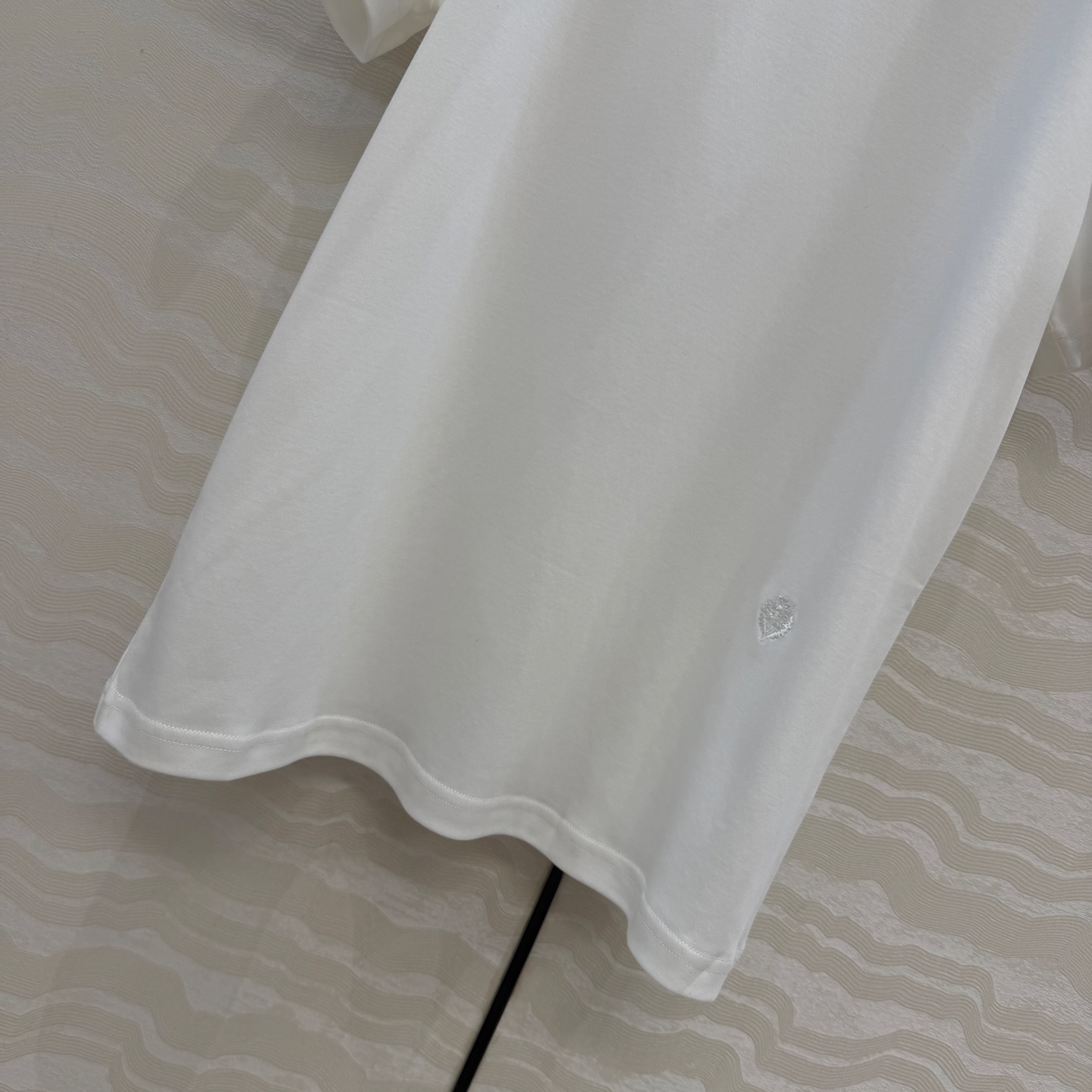 原单品质❤️Lp高智感老钱风穿搭26s春夏新品！进口纯棉短袖T恤！刺绣徽章低调奢华，气质大方圆领优雅又时