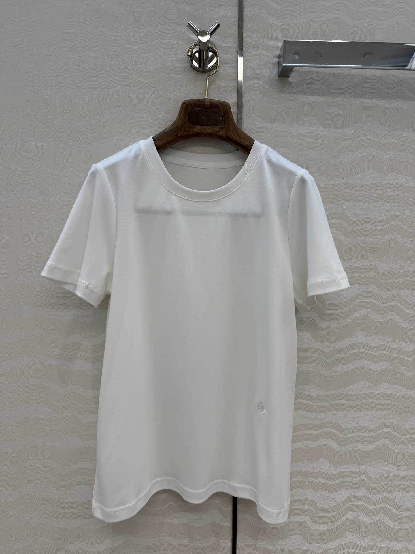 原单品质❤️Lp高智感老钱风穿搭26s春夏新品！进口纯棉短袖T恤！刺绣徽章低调奢华，气质大方圆领优雅又时