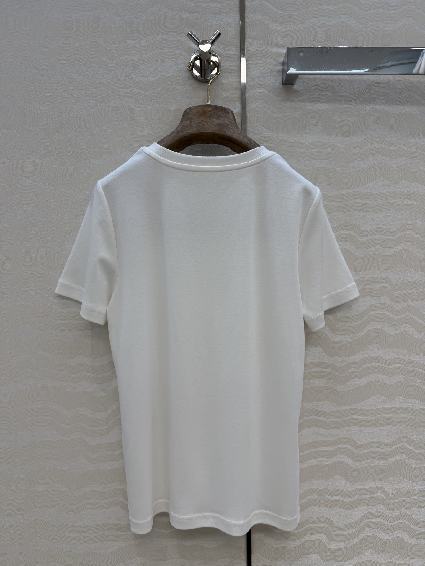 原单品质❤️Lp高智感老钱风穿搭26s春夏新品！进口纯棉短袖T恤！刺绣徽章低调奢华，气质大方圆领优雅又时