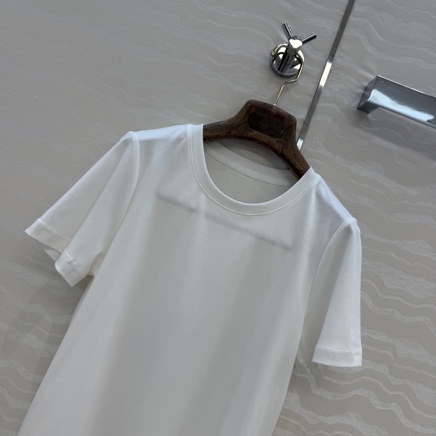 原单品质❤️Lp高智感老钱风穿搭26s春夏新品！进口纯棉短袖T恤！刺绣徽章低调奢华，气质大方圆领优雅又时