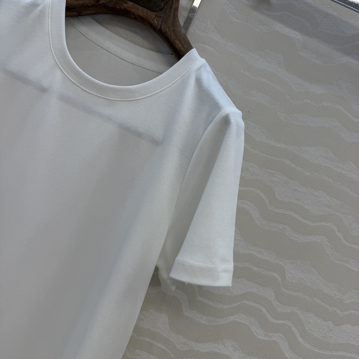 原单品质❤️Lp高智感老钱风穿搭26s春夏新品！进口纯棉短袖T恤！刺绣徽章低调奢华，气质大方圆领优雅又时