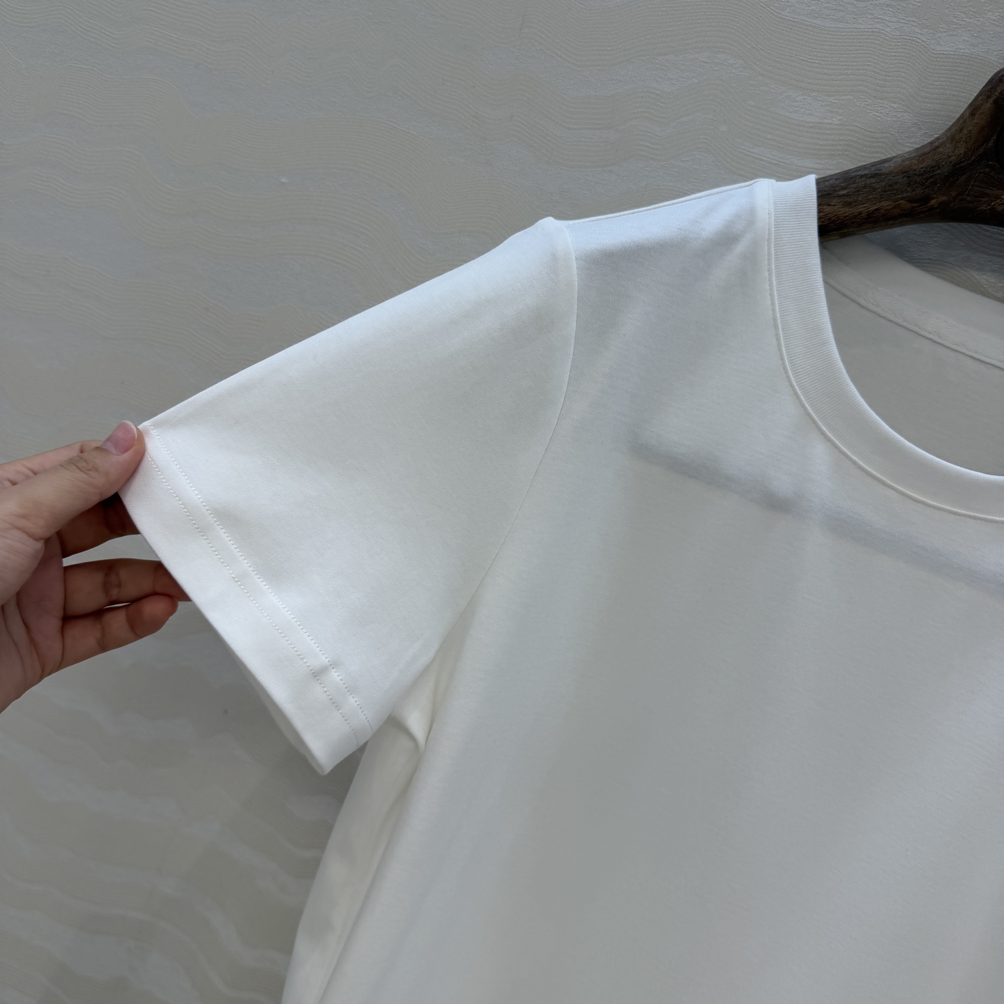 原单品质❤️Lp高智感老钱风穿搭26s春夏新品！进口纯棉短袖T恤！刺绣徽章低调奢华，气质大方圆领优雅又时