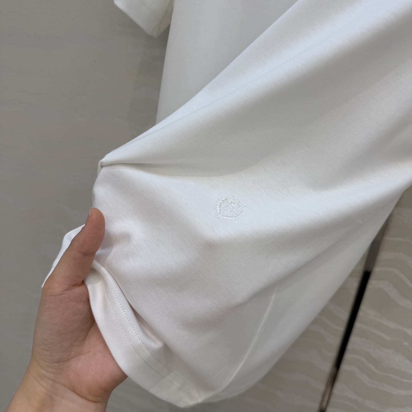 原单品质❤️Lp高智感老钱风穿搭26s春夏新品！进口纯棉短袖T恤！刺绣徽章低调奢华，气质大方圆领优雅又时