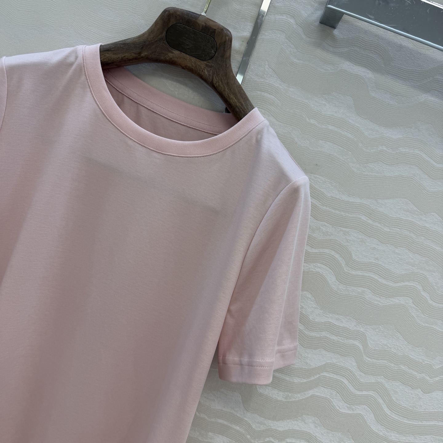 原单品质❤️Lp高智感老钱风穿搭26s春夏新品！进口纯棉短袖T恤！刺绣徽章低调奢华，气质大方圆领优雅又时