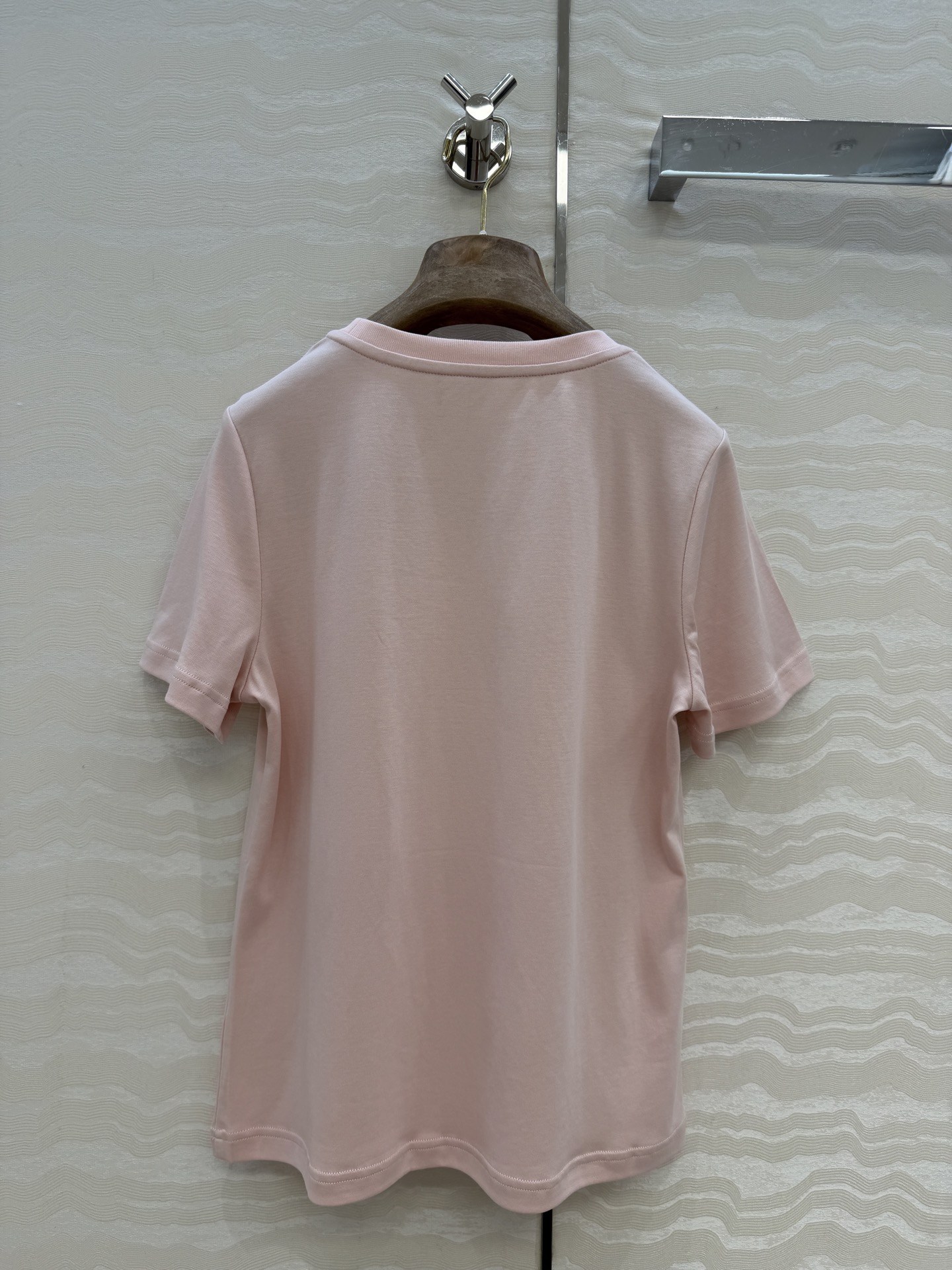 原单品质❤️Lp高智感老钱风穿搭26s春夏新品！进口纯棉短袖T恤！刺绣徽章低调奢华，气质大方圆领优雅又时