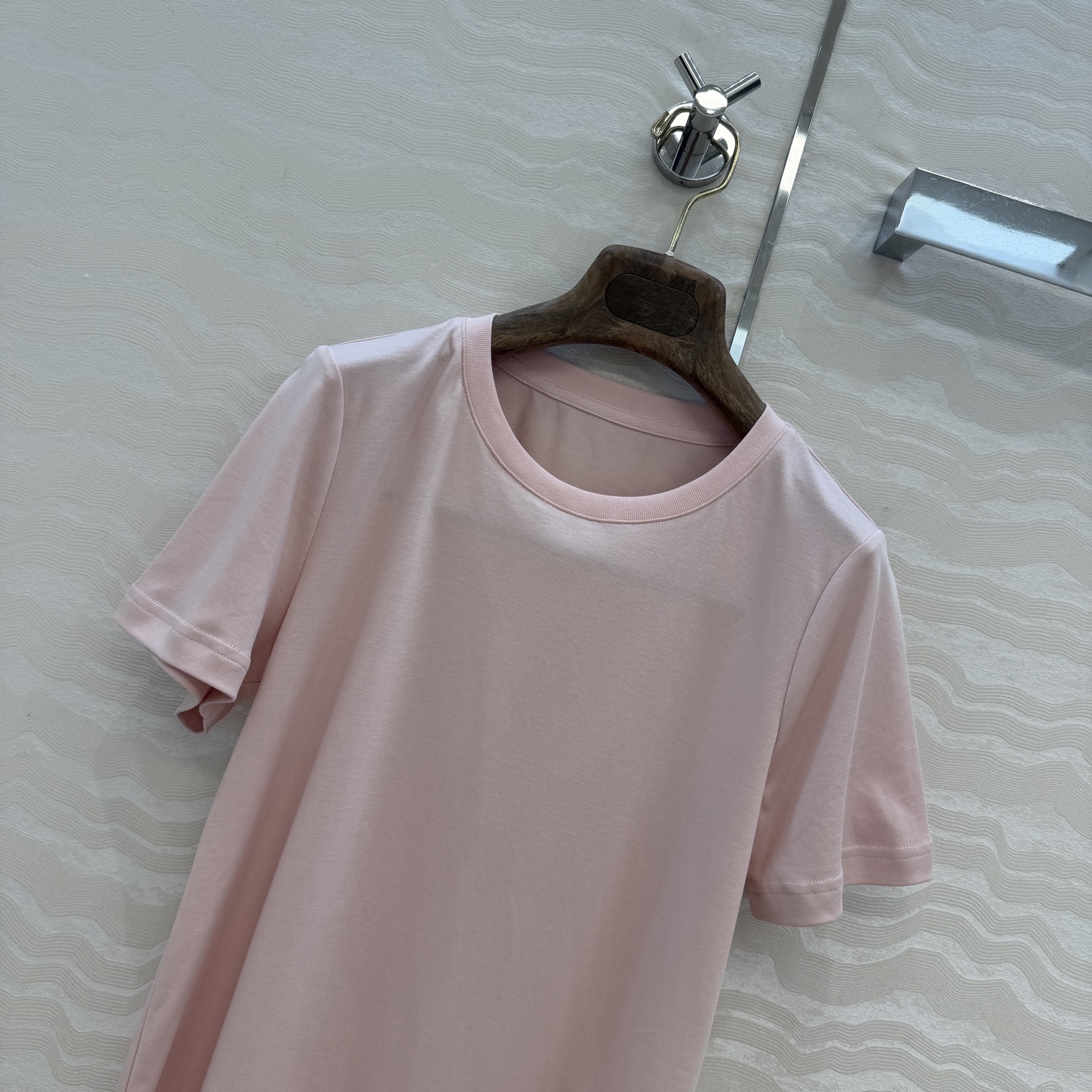 原单品质❤️Lp高智感老钱风穿搭26s春夏新品！进口纯棉短袖T恤！刺绣徽章低调奢华，气质大方圆领优雅又时