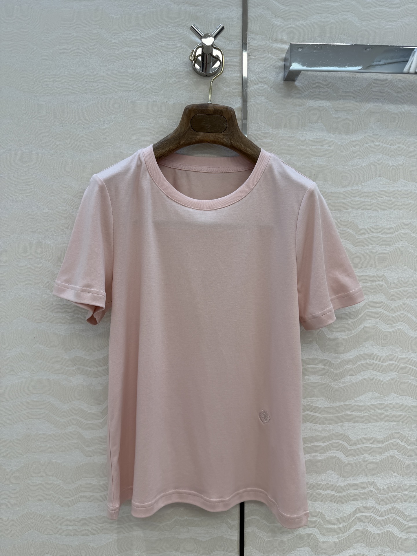 原单品质❤️Lp高智感老钱风穿搭26s春夏新品！进口纯棉短袖T恤！刺绣徽章低调奢华，气质大方圆领优雅又时