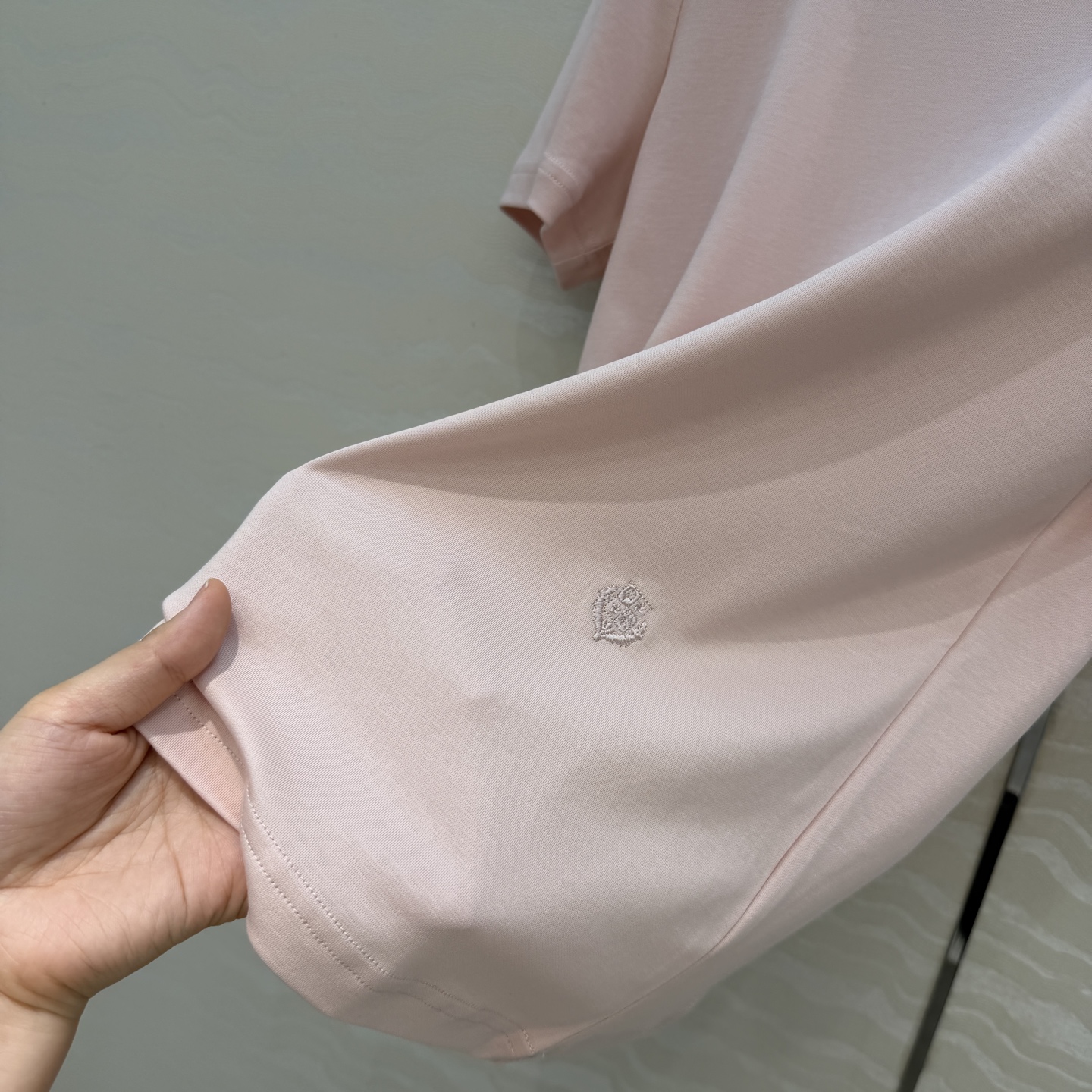 原单品质❤️Lp高智感老钱风穿搭26s春夏新品！进口纯棉短袖T恤！刺绣徽章低调奢华，气质大方圆领优雅又时