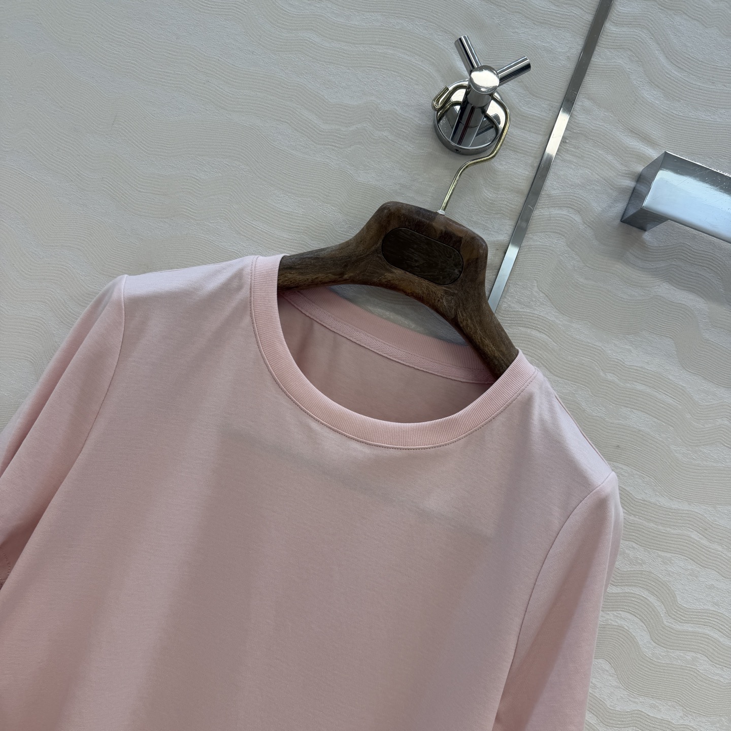 原单品质❤️Lp高智感老钱风穿搭26s春夏新品！进口纯棉短袖T恤！刺绣徽章低调奢华，气质大方圆领优雅又时