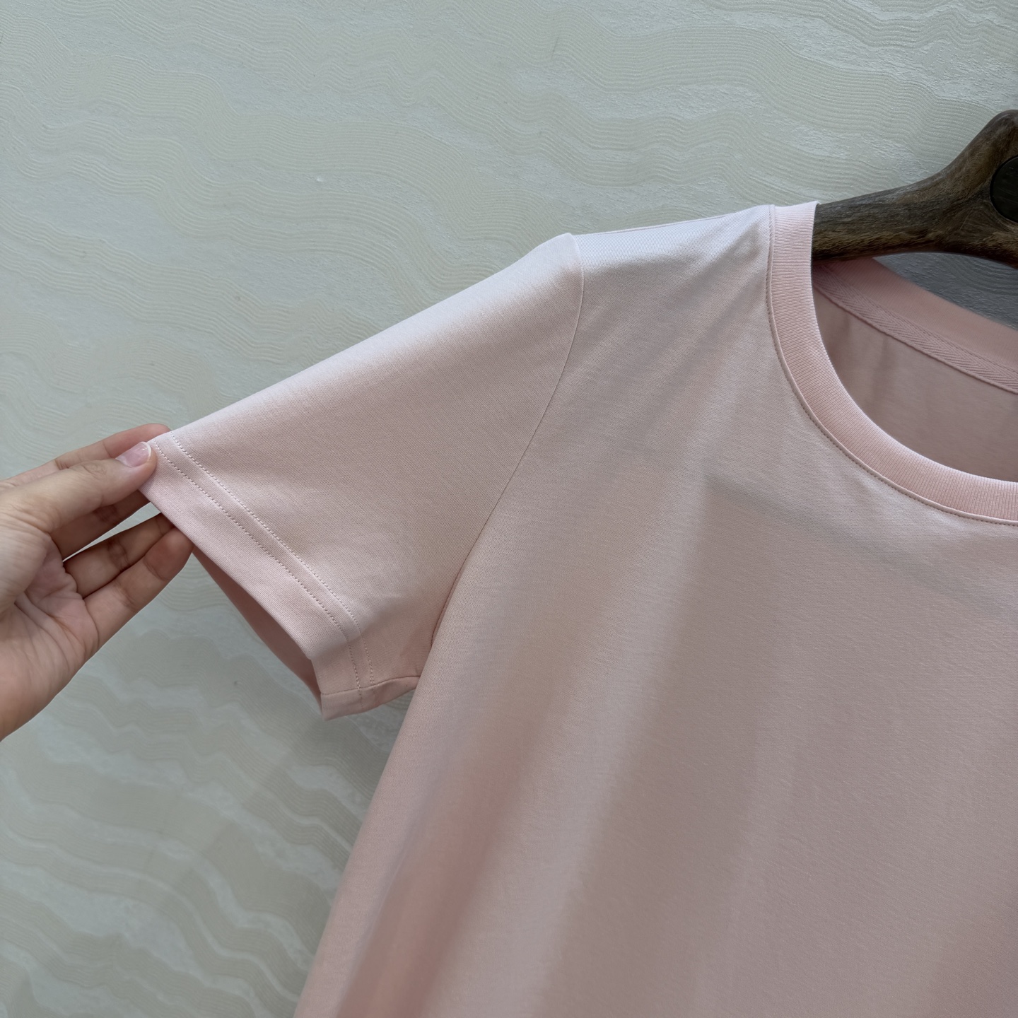 原单品质❤️Lp高智感老钱风穿搭26s春夏新品！进口纯棉短袖T恤！刺绣徽章低调奢华，气质大方圆领优雅又时