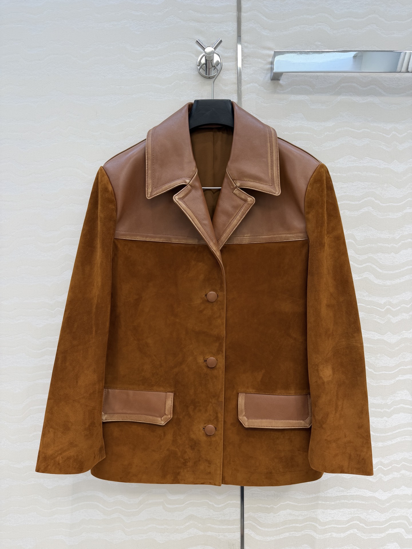 NO:782685,High-end quality control must-have miu style girly style lapel jacket!  Exclusively customized suede suede craftsmanship, retro lapel waxed leather and suede design for intellectuals, a super stacking artifact!  The old color-washed hemming technique makes the classic overzise loose fit look slimmer on the upper body!  Imported suede lambskin, a sweet and cool must-have item in a fashionable girl's wardrobe. See for yourself the perfect workmanship and quality. Strongly reserved for your own use!  !  4 colors, 3 sizes. Size 38, shoulder width 46, bust 108, length 73., Miu Miu-clothing, miumiu, jackets & coats, jackets & coats, sheepskin, chamois leather,19860909高端品质控必入miu系少女可露丽风翻领夹克外套！独家定制麂皮绒面工艺知识分子复古翻领油腊皮拼麂皮绒设计,超级叠搭神器！做旧擦色包边工艺,经典overzise宽松版型上身巨显瘦！进口麂皮绒小羊皮,甜酷的时髦少女衣橱必备气质单品.完美做工品质自己看.强烈自留款！！4色3码.38码肩宽46,胸围108,衣长73.,缪缪-服装,miumiu,jackets & coats,jackets & coats,sheepskin,chamois leather,,Women's clothing