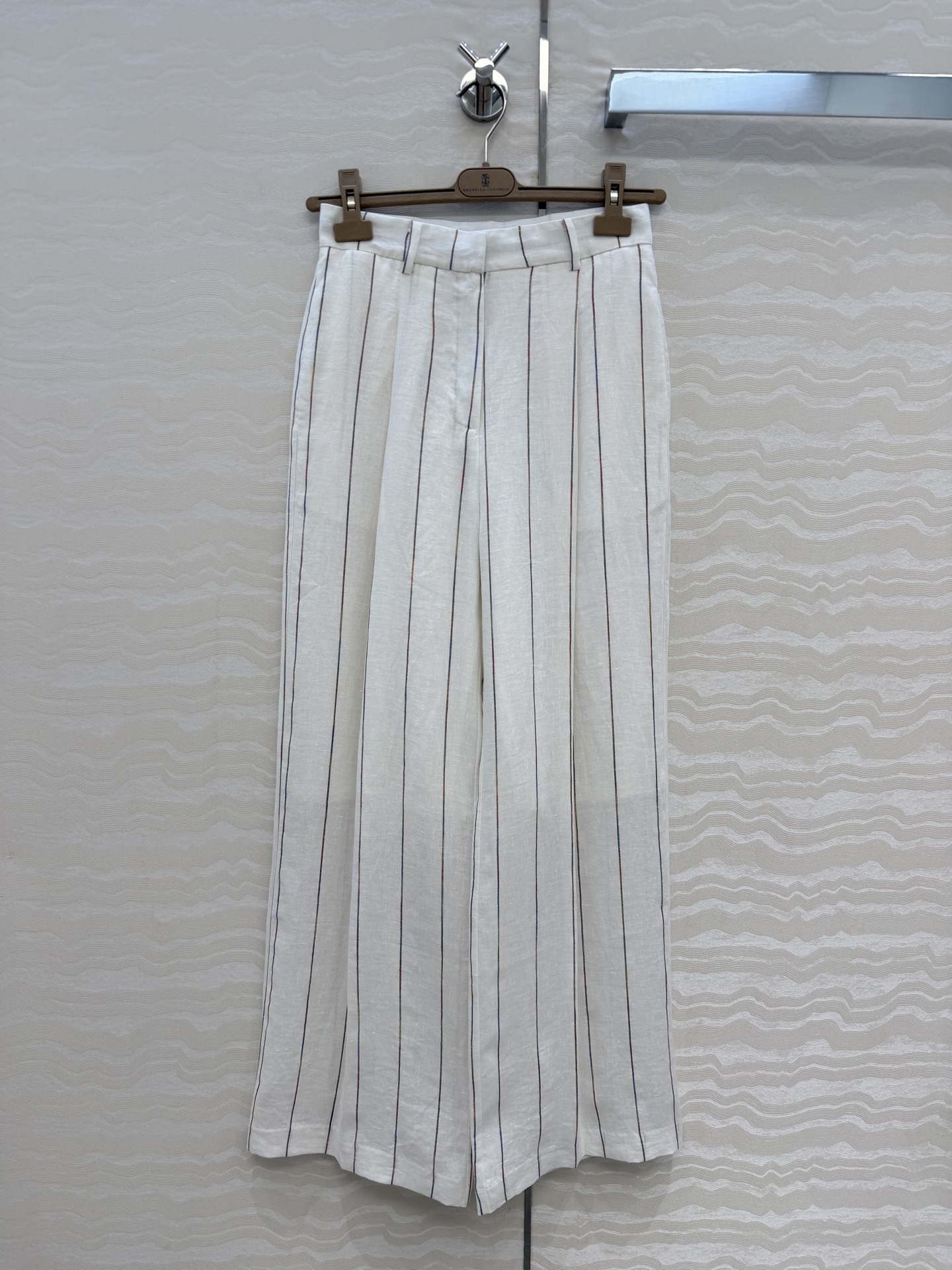 NO:828618,Exclusive first release, high-end original quality Bc walking haute couture, long-term old-money style dressing, exclusive custom-made yarn-dyed striped linen fabric trousers. The texture of imported fabrics is amazing!  Straight-leg wide-leg pants are casual and chic. The copper chain decoration on the back waist is a minimalist design that is luxurious but not simple. It is highly recommended to keep it for yourself. The upper body is capable and elegant, goddess Style. It is easy to control and interpret different styles for commuting. The perfect workmanship quality depends on the details. One color 3 sizes. S size waist 68, hip 98, length 108., women's clothing,19860909独家首发,高端原单品质Bc行走的高定,长期主义老钱风穿搭,独家定制色织条纹亚麻面料西裤.进口面料质感超赞！直筒阔腿裤随性潇洒.后腰铜链装饰极简主义设计奢华不简,强烈推荐自留款,上身干练优雅气场女神Style.通勤穿搭轻松驾驭演绎不同风格,完美做工品质看细节一色3码.S码腰围68,臀围98,长108.,女装,,Women's clothing