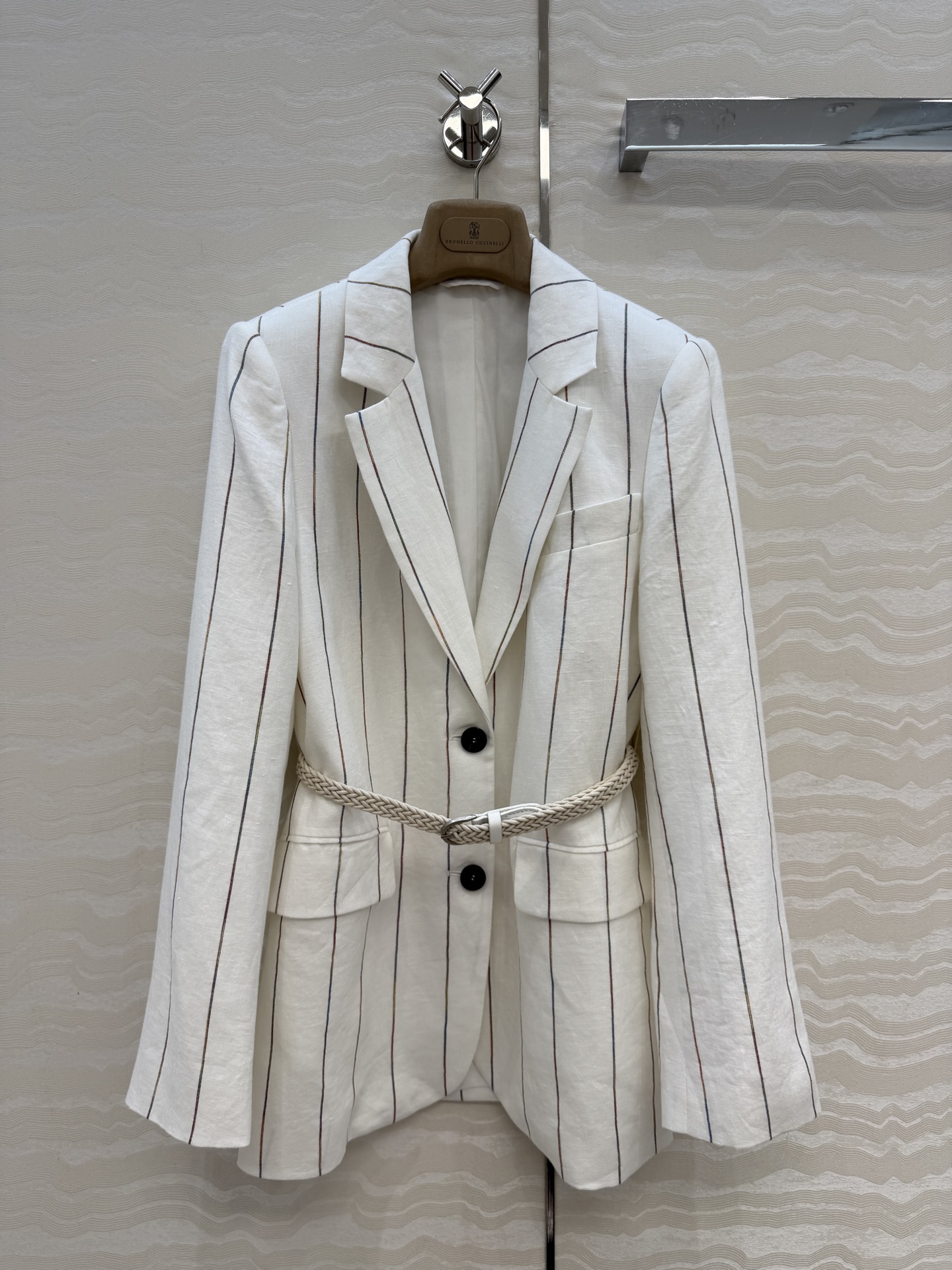 NO:828629,Exclusive first release, high-end original quality Bc walking haute couture, long-term old-money style dressing, exclusive custom-made yarn-dyed striped linen fabric suit. The texture of the imported fabric is awesome!  Customized retro right-angle shoulder classic H version. Delivered with woven belt, back collar copper chain decoration, minimalist design, luxurious and not simple, highly recommended for personal use, upper body capable and elegant goddess Style. Easy to control and interpret different styles for commuting, perfect workmanship quality, look at the details. One color 3 sizes. S size shoulder width 38, bust 100, length 73., women's clothing, business suit,19860909独家首发,高端原单品质Bc行走的高定,长期主义老钱风穿搭,独家定制色织条纹麻面料西装.进口面料质感超赞！定制复古直角肩经典H版型.配送编织腰带,后领铜链装饰极简主义设计奢华不简,强烈推荐自留款,上身干练优雅气场女神Style.通勤穿搭轻松驾驭演绎不同风格,完美做工品质看细节一色3码.S码肩宽38,胸围100,衣长73.,女装,business suit,,Women's clothing