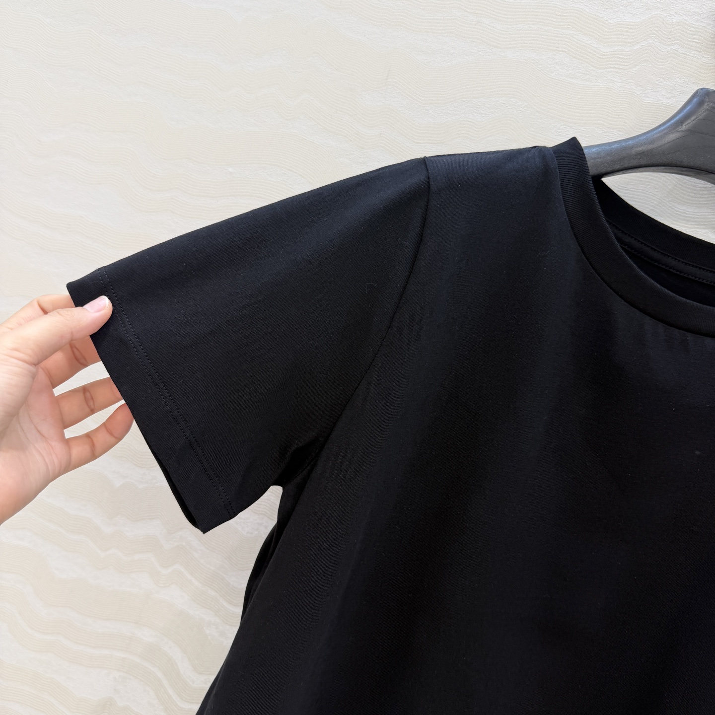 高端原单品质❤️KH极简主义长期穿搭！KH纸片人穿搭正肩高级纯棉T。后背标签🏷️极简高级感。进口纯棉面料