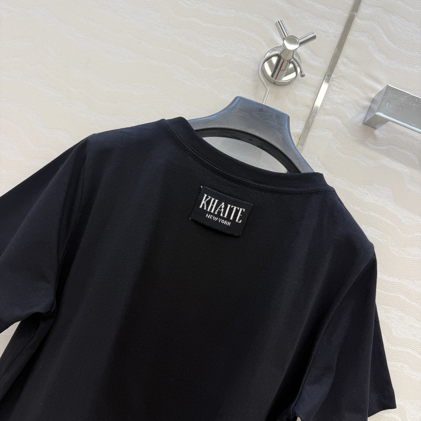 高端原单品质❤️KH极简主义长期穿搭！KH纸片人穿搭正肩高级纯棉T。后背标签🏷️极简高级感。进口纯棉面料