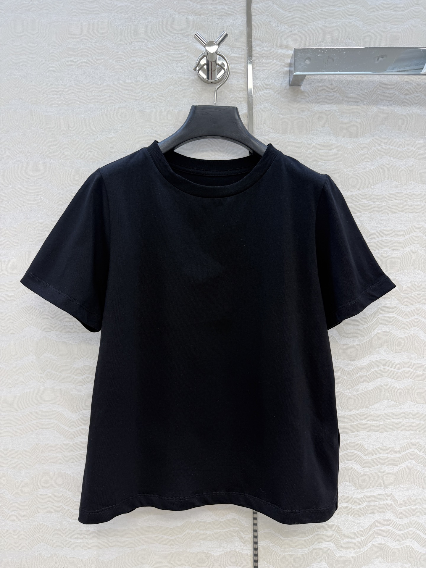 高端原单品质❤️KH极简主义长期穿搭！KH纸片人穿搭正肩高级纯棉T。后背标签🏷️极简高级感。进口纯棉面料