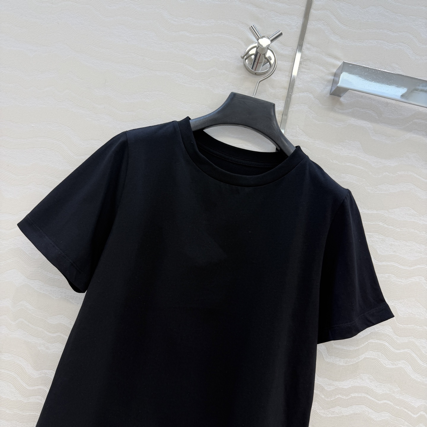 高端原单品质❤️KH极简主义长期穿搭！KH纸片人穿搭正肩高级纯棉T。后背标签🏷️极简高级感。进口纯棉面料