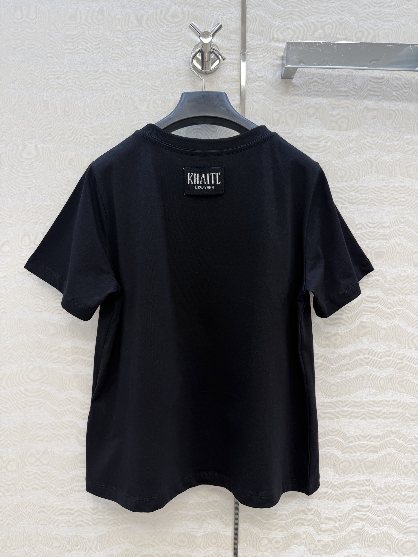 高端原单品质❤️KH极简主义长期穿搭！KH纸片人穿搭正肩高级纯棉T。后背标签🏷️极简高级感。进口纯棉面料