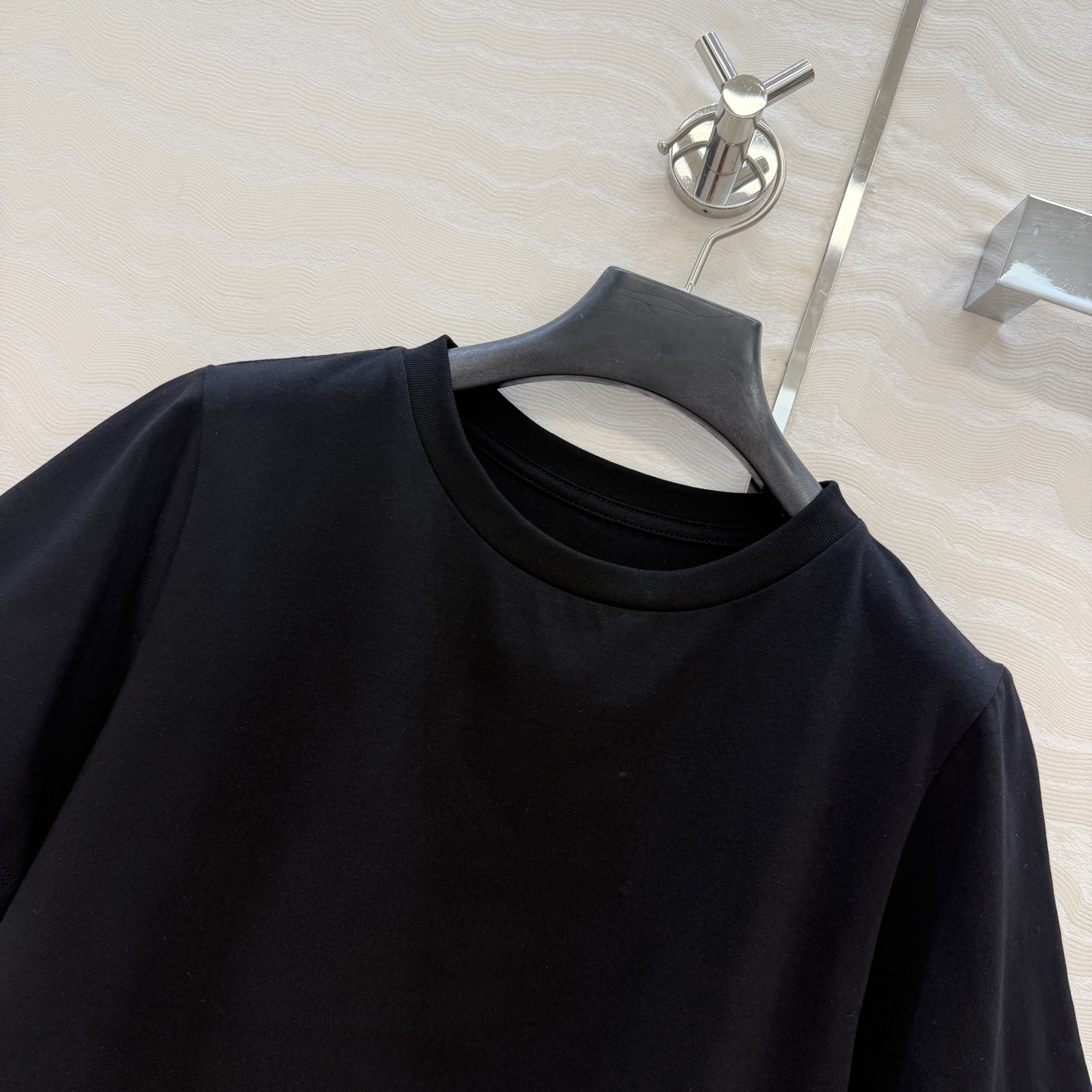 高端原单品质❤️KH极简主义长期穿搭！KH纸片人穿搭正肩高级纯棉T。后背标签🏷️极简高级感。进口纯棉面料