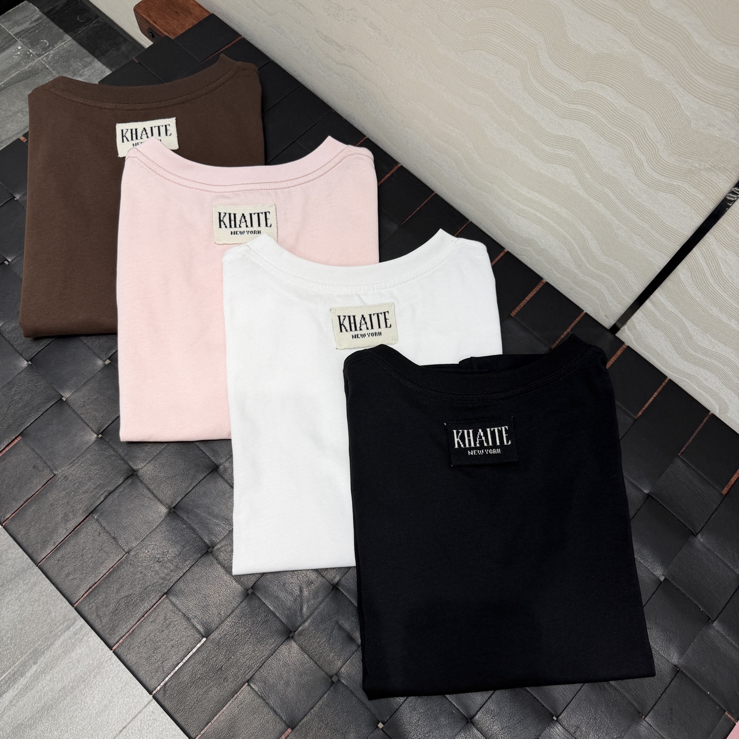 高端原单品质❤️KH极简主义长期穿搭！KH纸片人穿搭正肩高级纯棉T。后背标签🏷️极简高级感。进口纯棉面料