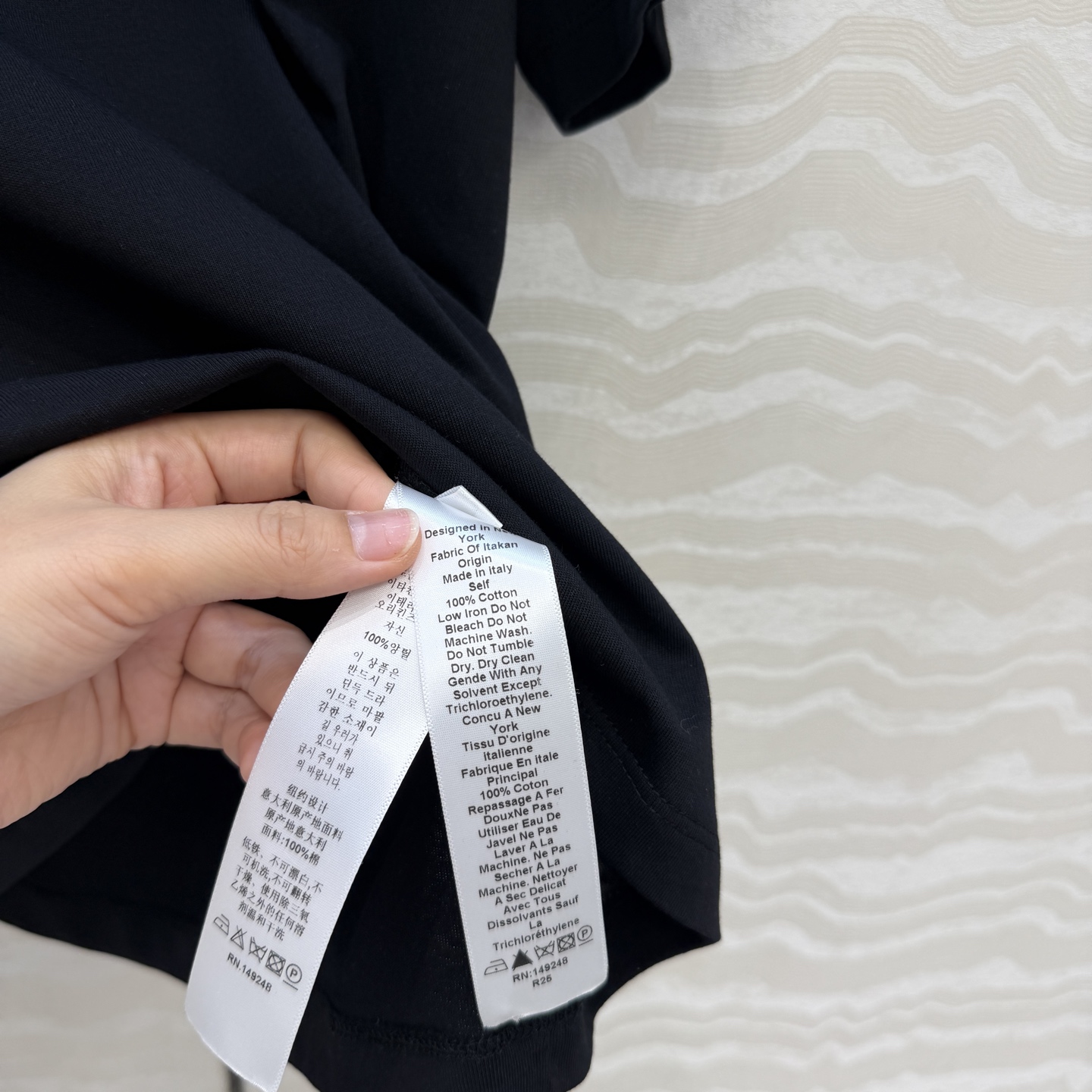 高端原单品质❤️KH极简主义长期穿搭！KH纸片人穿搭正肩高级纯棉T。后背标签🏷️极简高级感。进口纯棉面料