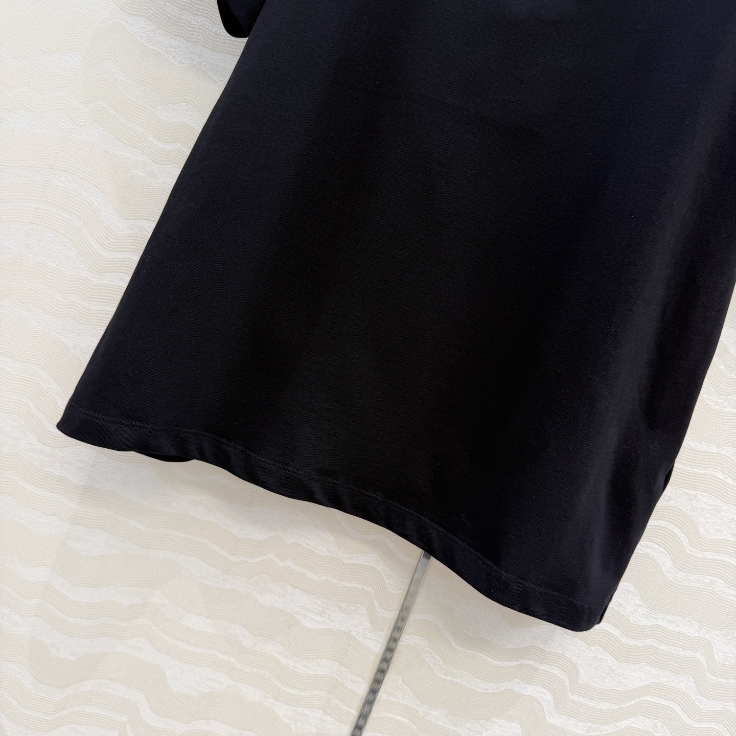 高端原单品质❤️KH极简主义长期穿搭！KH纸片人穿搭正肩高级纯棉T。后背标签🏷️极简高级感。进口纯棉面料