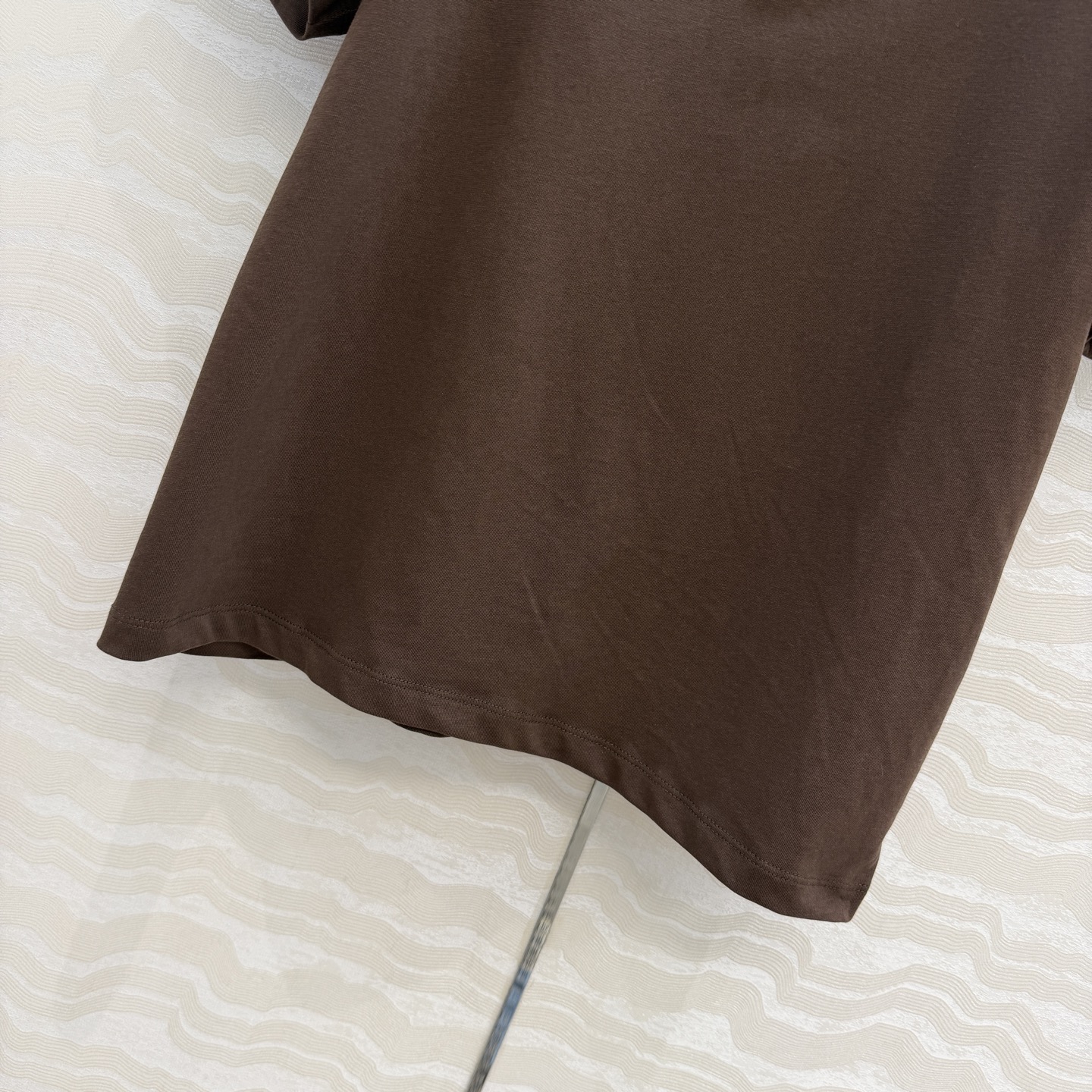 高端原单品质❤️KH极简主义长期穿搭！KH纸片人穿搭正肩高级纯棉T。后背标签🏷️极简高级感。进口纯棉面料