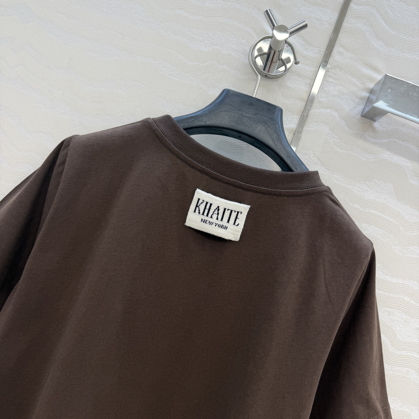 高端原单品质❤️KH极简主义长期穿搭！KH纸片人穿搭正肩高级纯棉T。后背标签🏷️极简高级感。进口纯棉面料