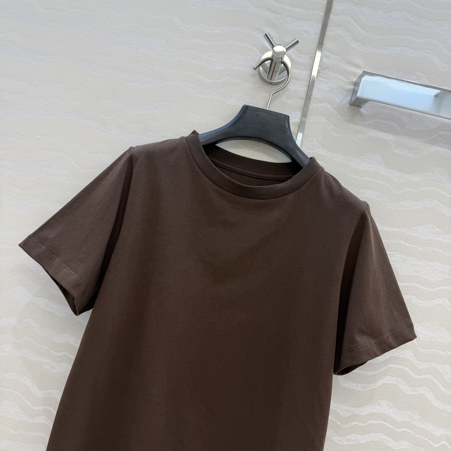 高端原单品质❤️KH极简主义长期穿搭！KH纸片人穿搭正肩高级纯棉T。后背标签🏷️极简高级感。进口纯棉面料