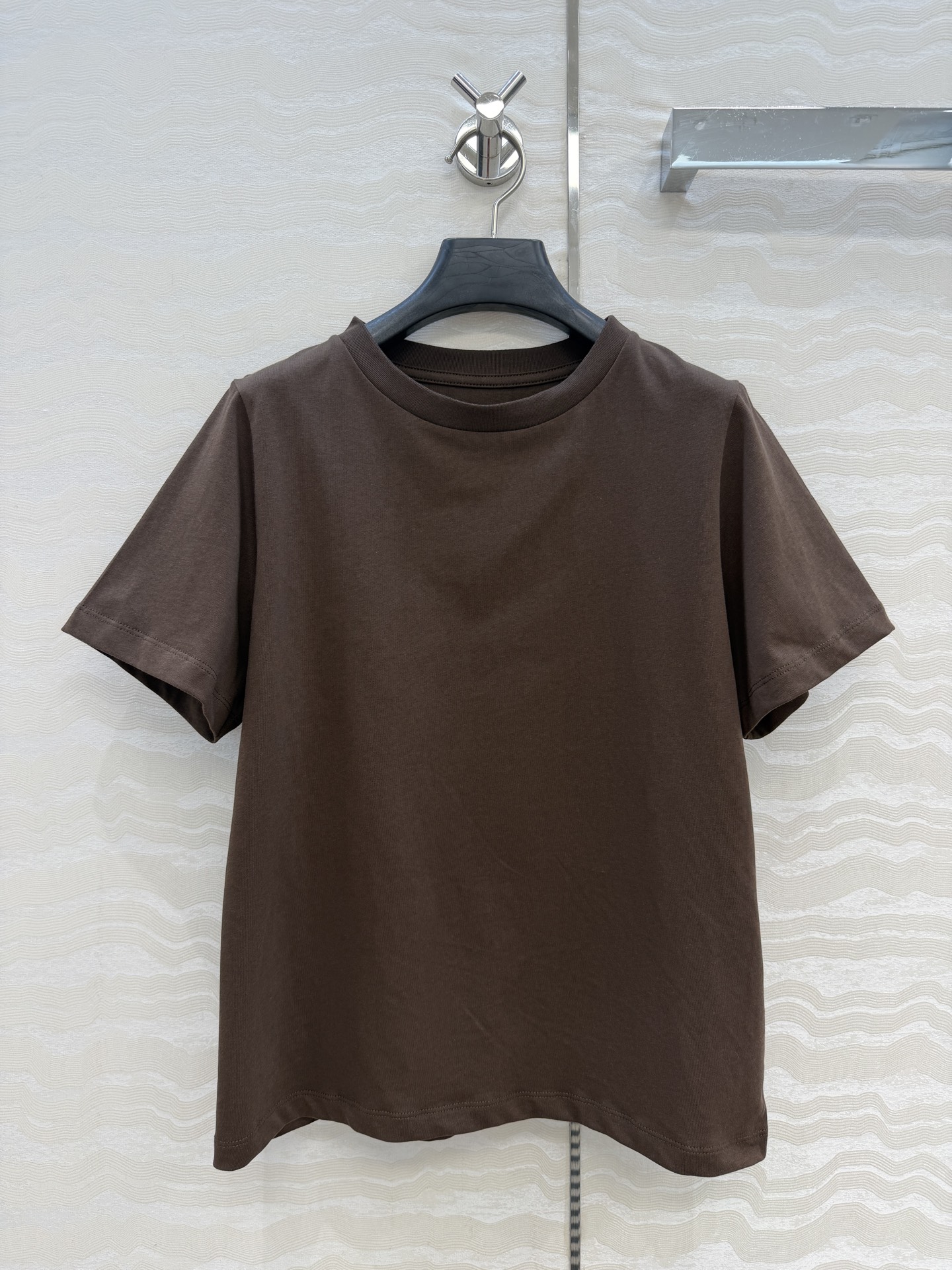 高端原单品质❤️KH极简主义长期穿搭！KH纸片人穿搭正肩高级纯棉T。后背标签🏷️极简高级感。进口纯棉面料