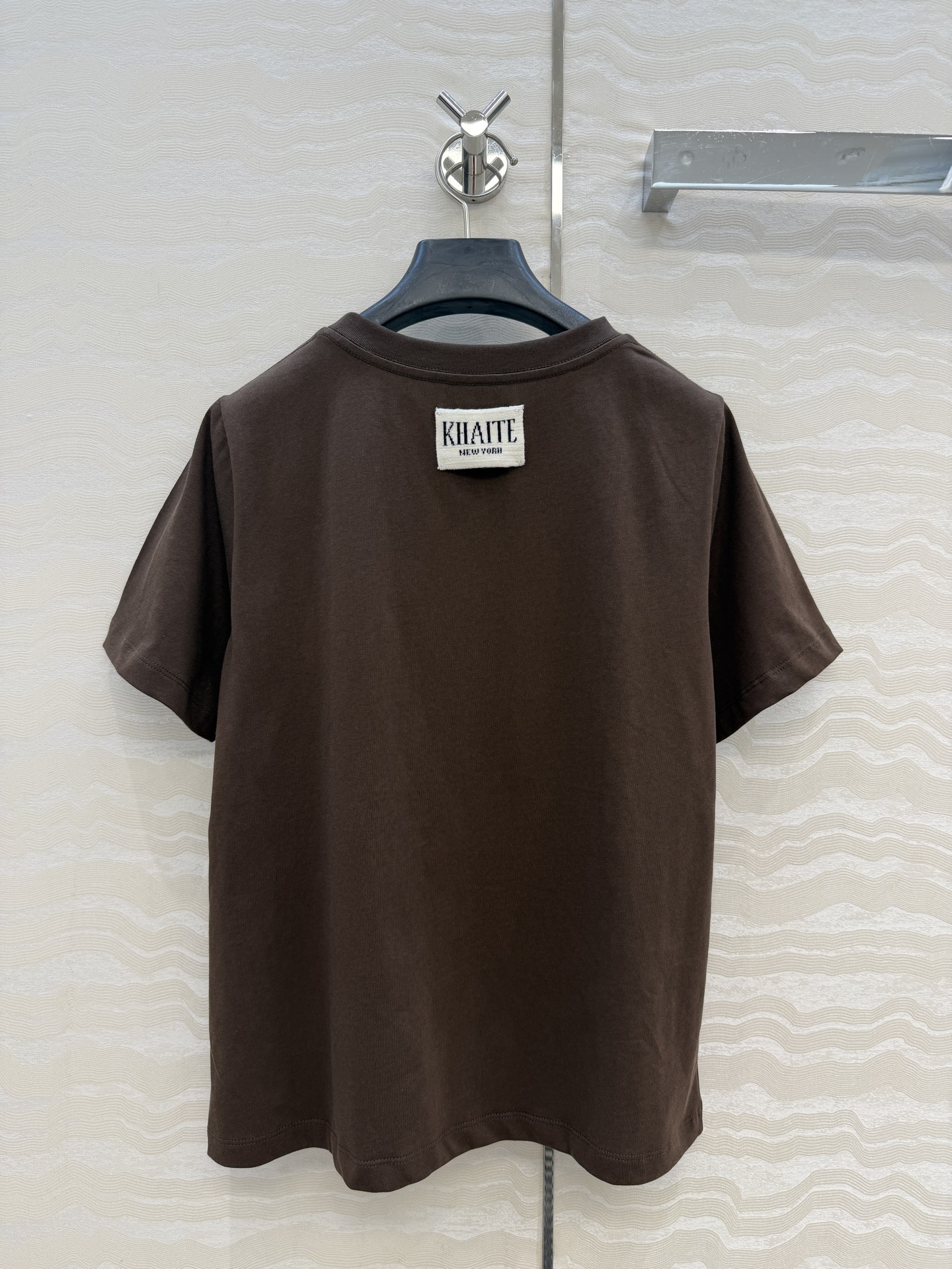 高端原单品质❤️KH极简主义长期穿搭！KH纸片人穿搭正肩高级纯棉T。后背标签🏷️极简高级感。进口纯棉面料