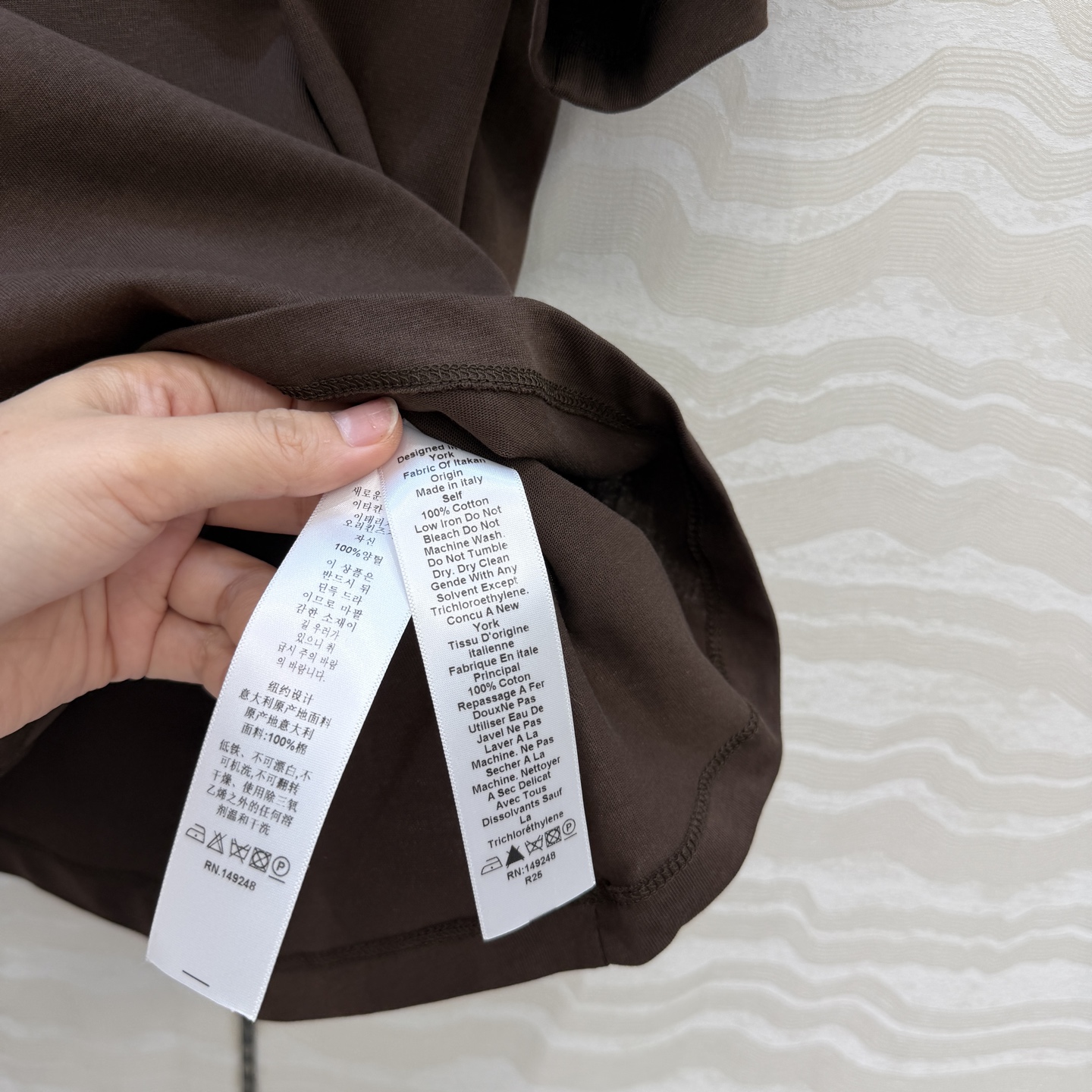 高端原单品质❤️KH极简主义长期穿搭！KH纸片人穿搭正肩高级纯棉T。后背标签🏷️极简高级感。进口纯棉面料