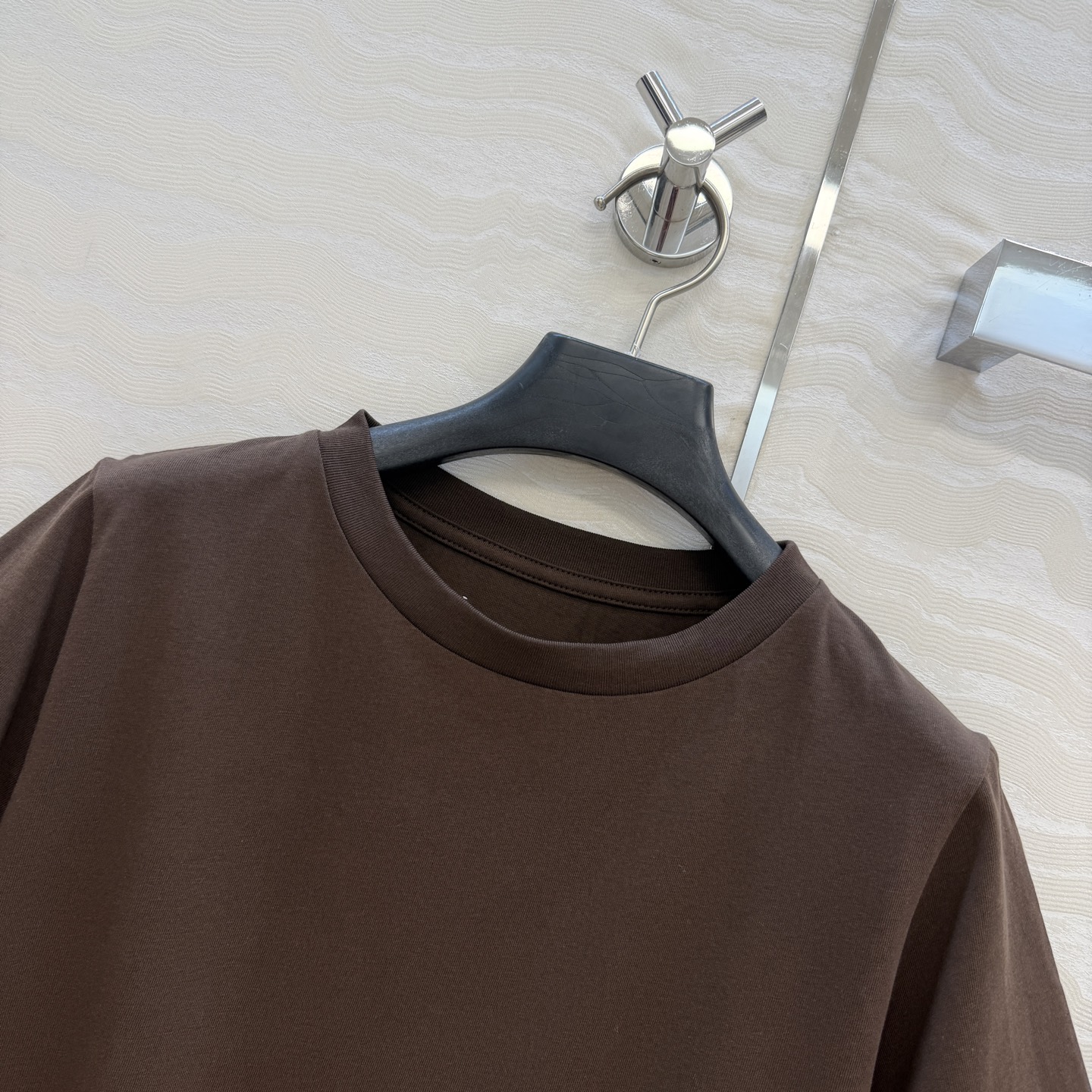 高端原单品质❤️KH极简主义长期穿搭！KH纸片人穿搭正肩高级纯棉T。后背标签🏷️极简高级感。进口纯棉面料