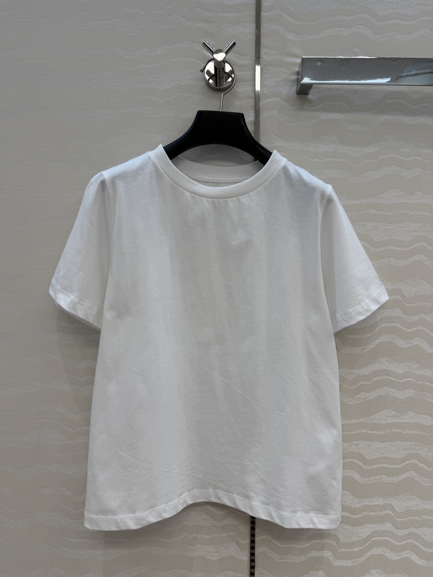 高端原单品质❤️KH极简主义长期穿搭！KH纸片人穿搭正肩高级纯棉T。后背标签🏷️极简高级感。进口纯棉面料