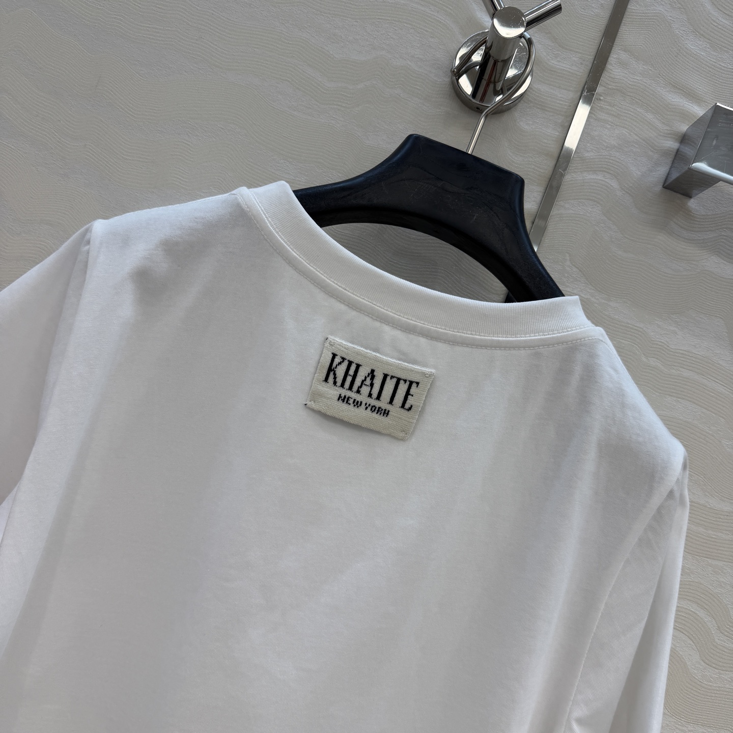 高端原单品质❤️KH极简主义长期穿搭！KH纸片人穿搭正肩高级纯棉T。后背标签🏷️极简高级感。进口纯棉面料