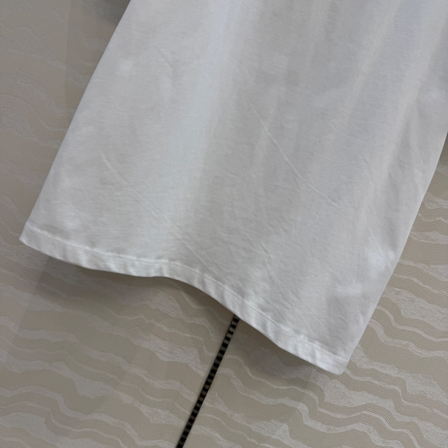 高端原单品质❤️KH极简主义长期穿搭！KH纸片人穿搭正肩高级纯棉T。后背标签🏷️极简高级感。进口纯棉面料