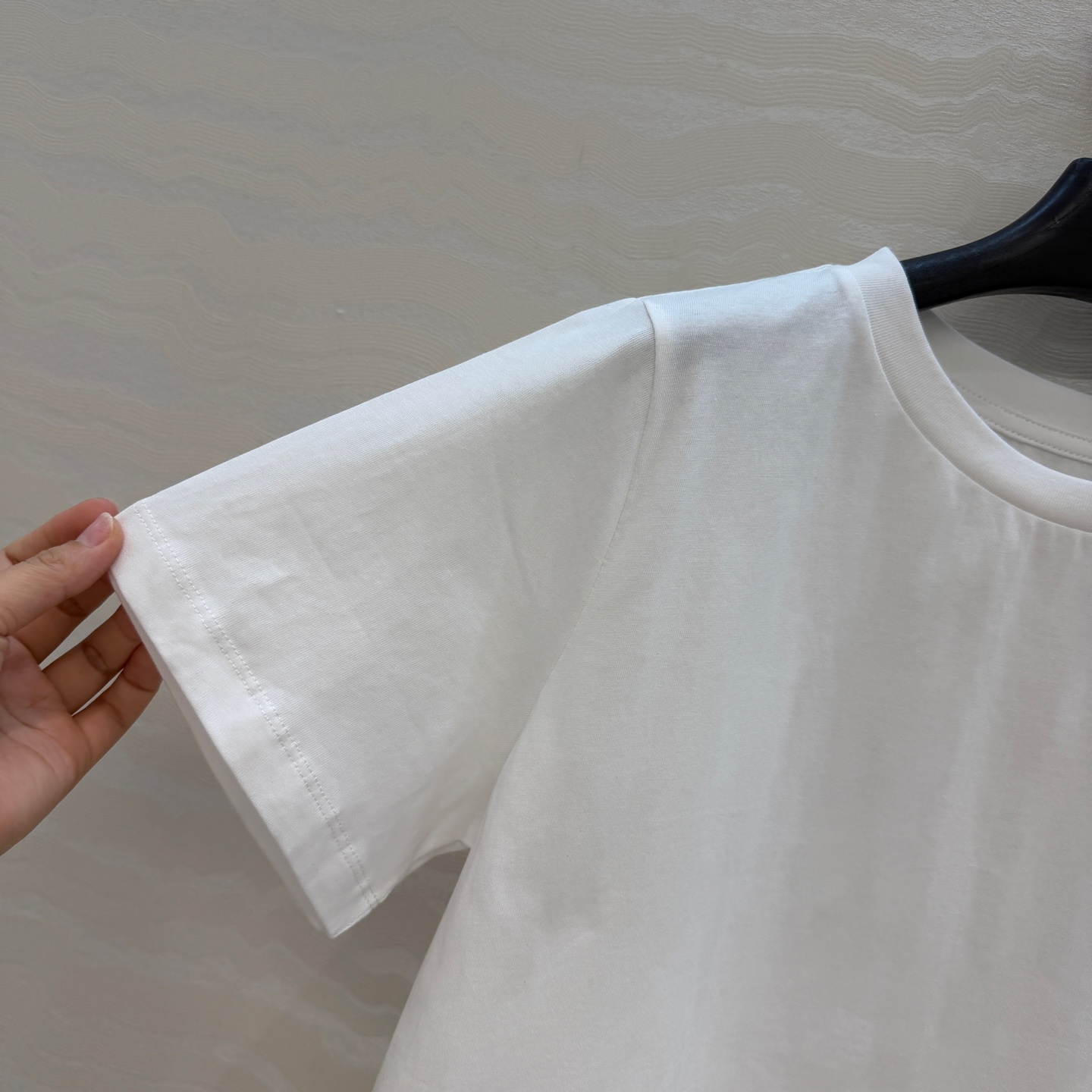 高端原单品质❤️KH极简主义长期穿搭！KH纸片人穿搭正肩高级纯棉T。后背标签🏷️极简高级感。进口纯棉面料
