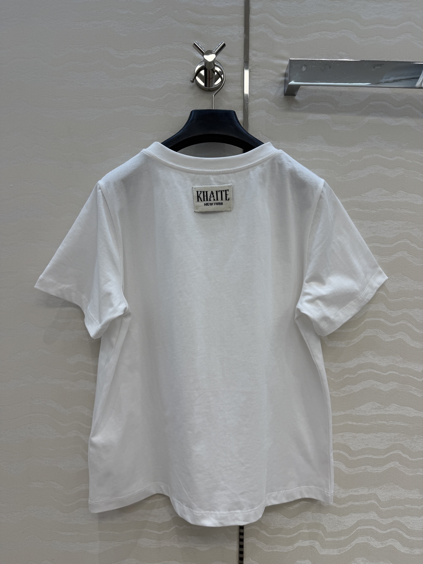 高端原单品质❤️KH极简主义长期穿搭！KH纸片人穿搭正肩高级纯棉T。后背标签🏷️极简高级感。进口纯棉面料