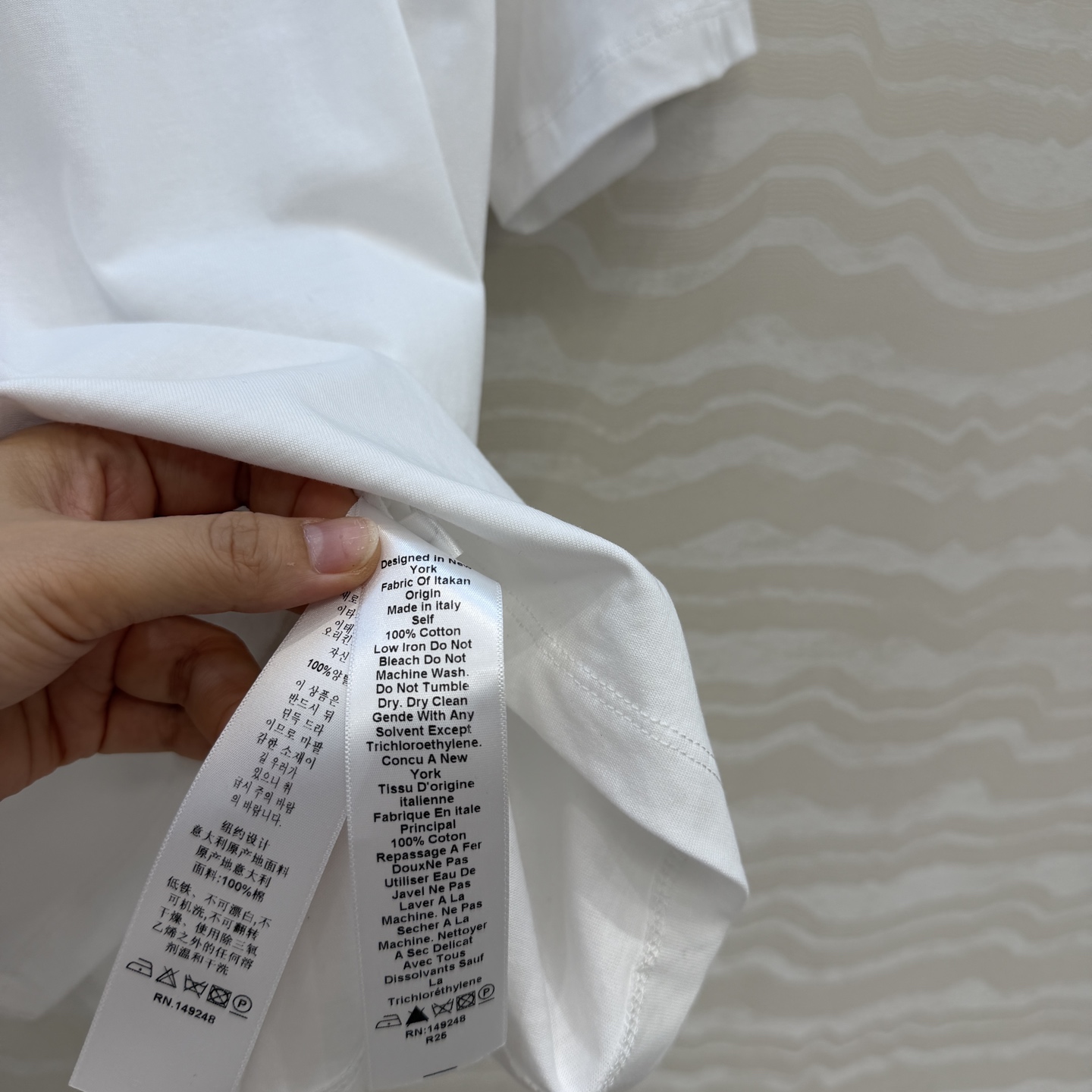 高端原单品质❤️KH极简主义长期穿搭！KH纸片人穿搭正肩高级纯棉T。后背标签🏷️极简高级感。进口纯棉面料