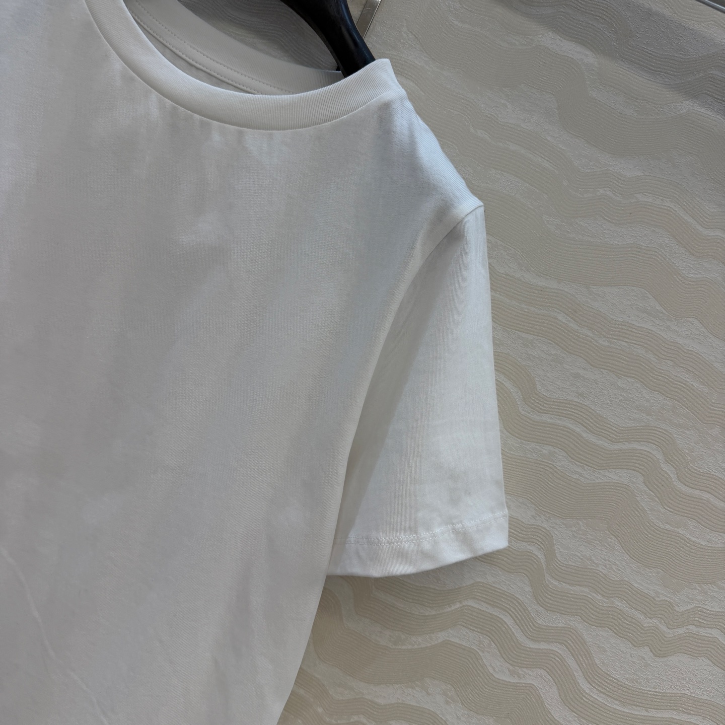 高端原单品质❤️KH极简主义长期穿搭！KH纸片人穿搭正肩高级纯棉T。后背标签🏷️极简高级感。进口纯棉面料