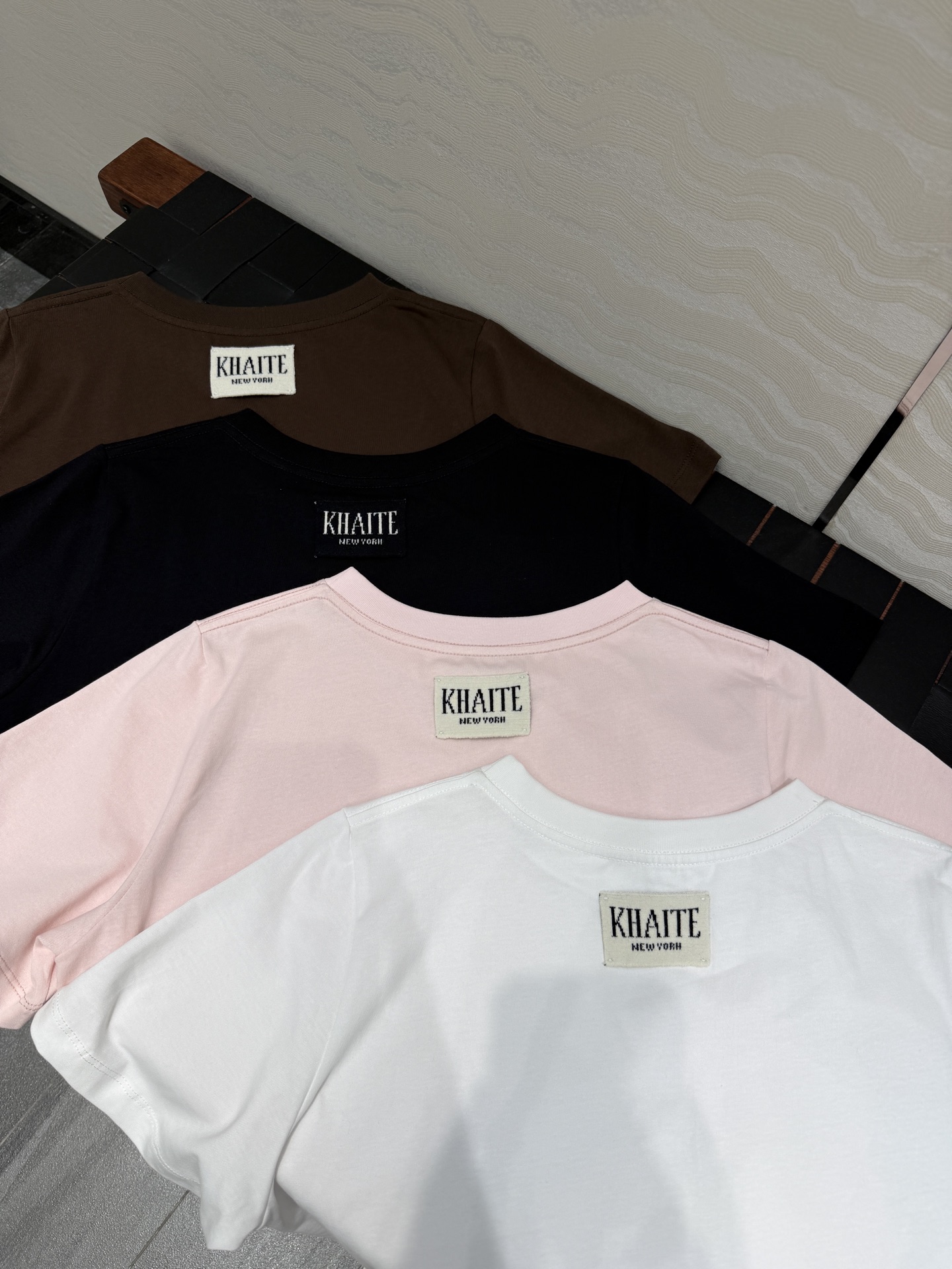 高端原单品质❤️KH极简主义长期穿搭！KH纸片人穿搭正肩高级纯棉T。后背标签🏷️极简高级感。进口纯棉面料