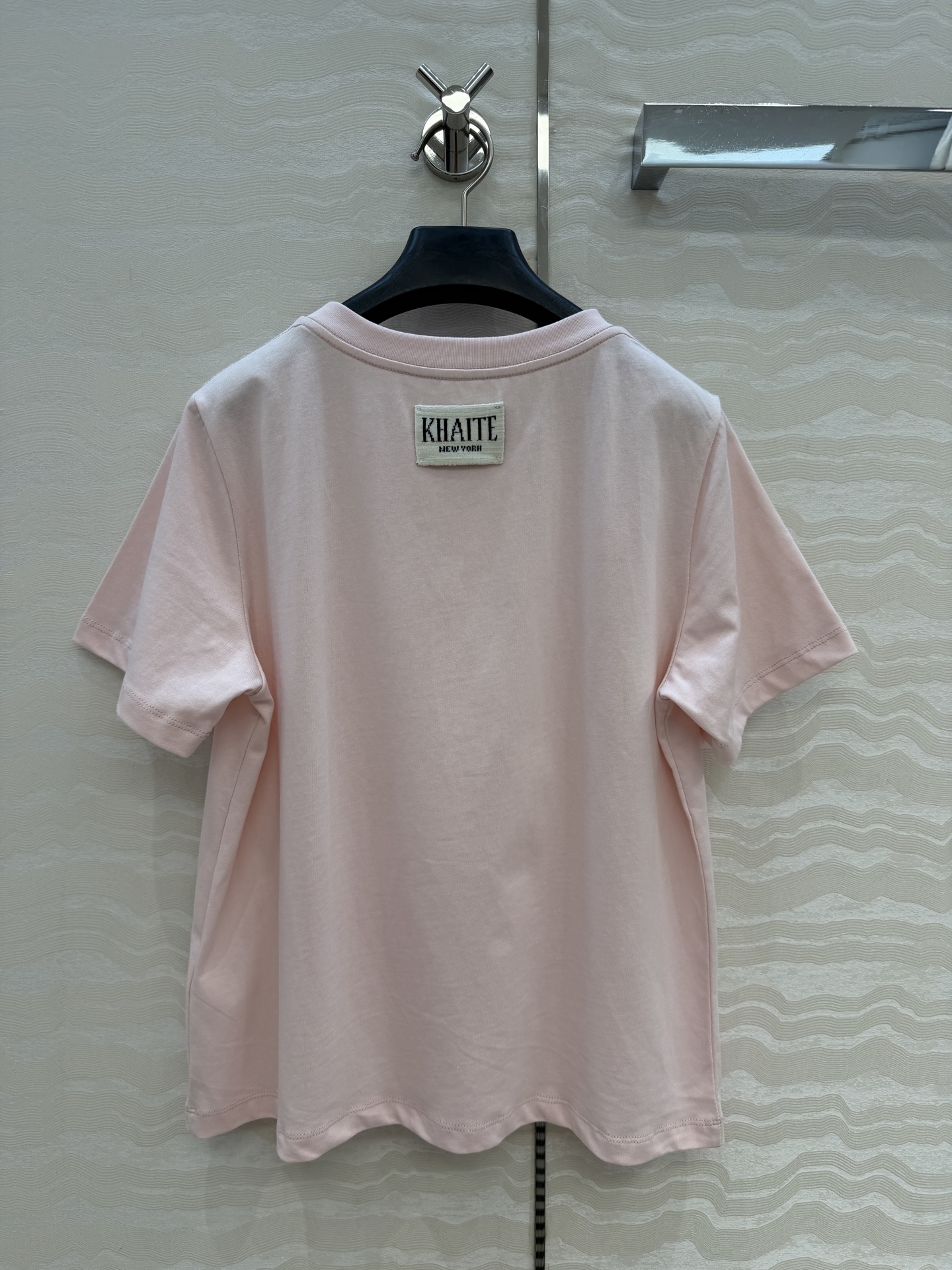 高端原单品质❤️KH极简主义长期穿搭！KH纸片人穿搭正肩高级纯棉T。后背标签🏷️极简高级感。进口纯棉面料