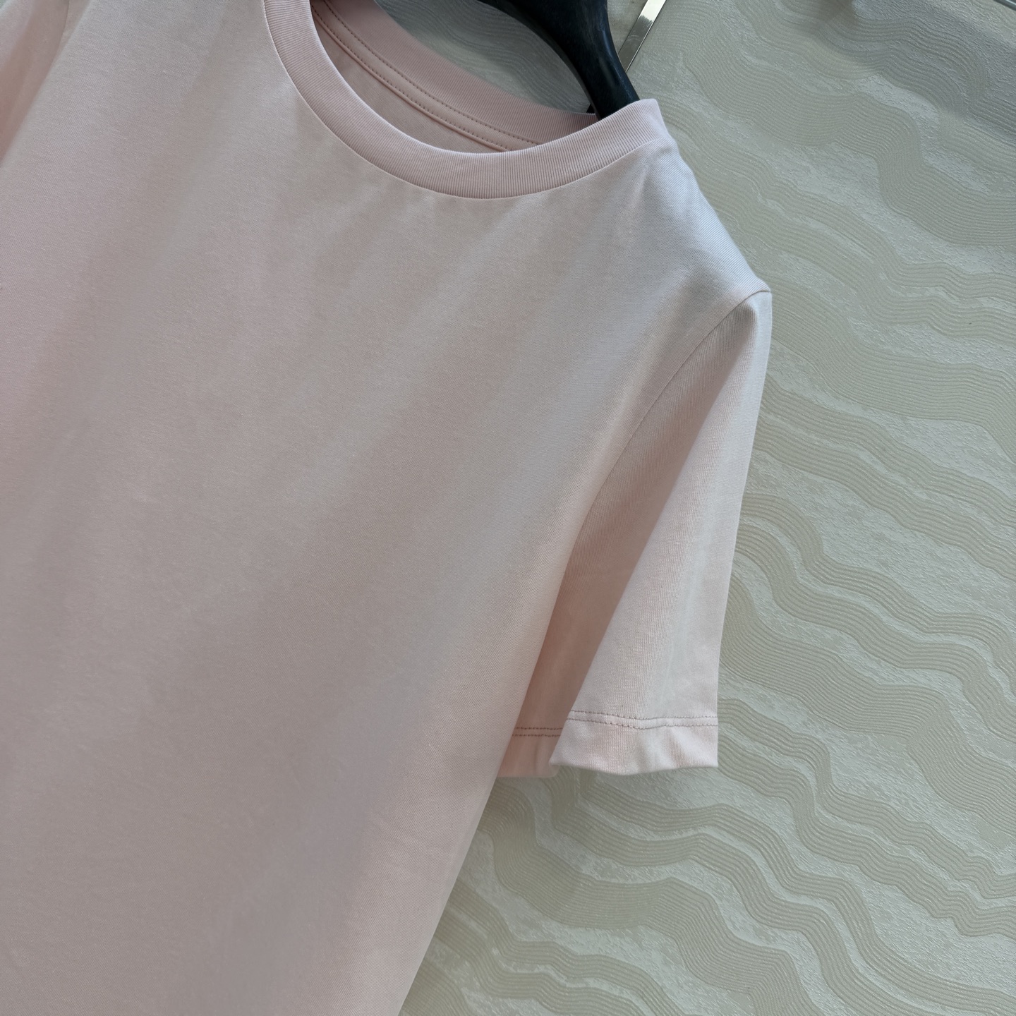 高端原单品质❤️KH极简主义长期穿搭！KH纸片人穿搭正肩高级纯棉T。后背标签🏷️极简高级感。进口纯棉面料