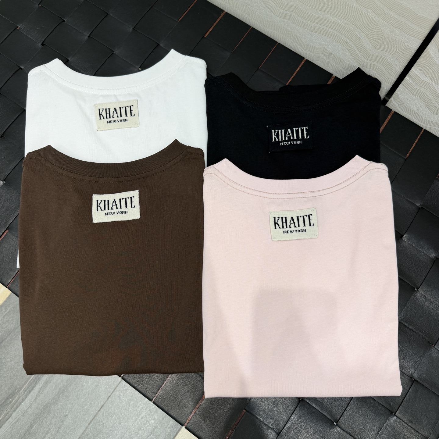 高端原单品质❤️KH极简主义长期穿搭！KH纸片人穿搭正肩高级纯棉T。后背标签🏷️极简高级感。进口纯棉面料
