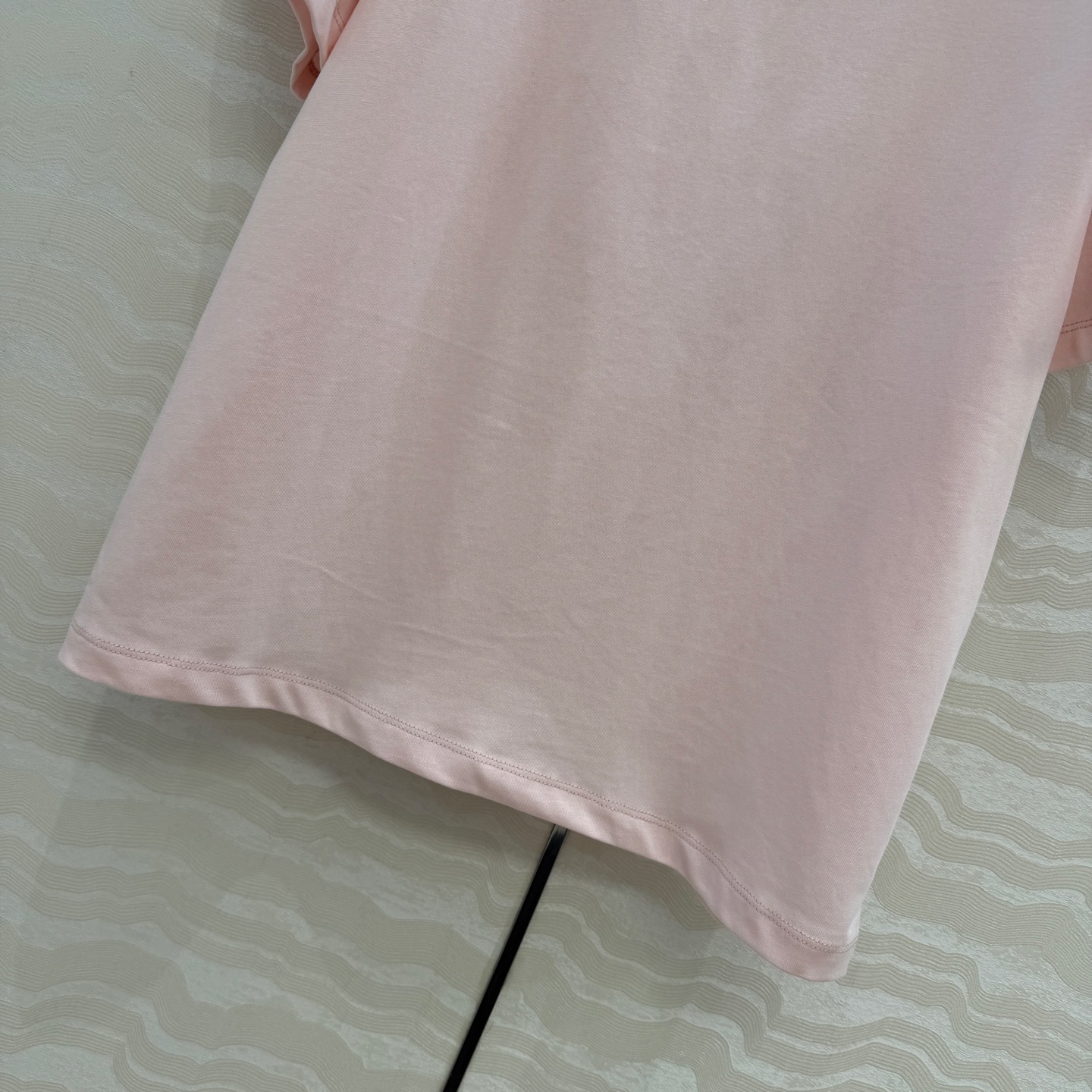 高端原单品质❤️KH极简主义长期穿搭！KH纸片人穿搭正肩高级纯棉T。后背标签🏷️极简高级感。进口纯棉面料