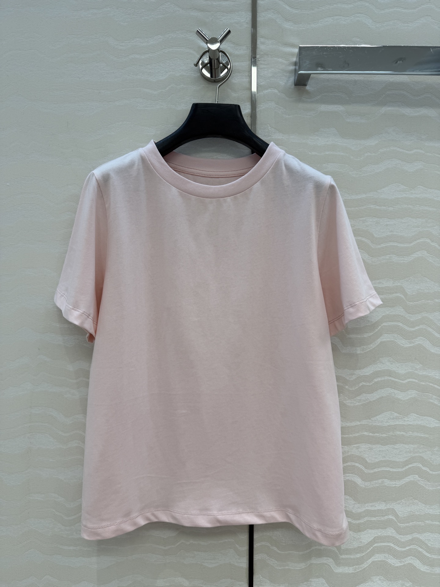 高端原单品质❤️KH极简主义长期穿搭！KH纸片人穿搭正肩高级纯棉T。后背标签🏷️极简高级感。进口纯棉面料