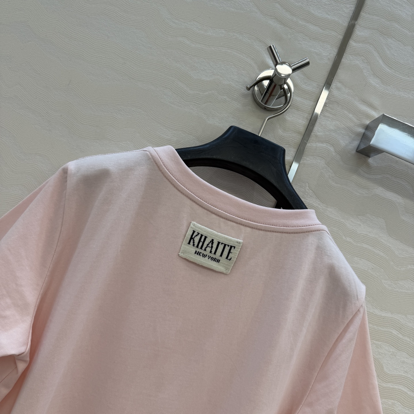 高端原单品质❤️KH极简主义长期穿搭！KH纸片人穿搭正肩高级纯棉T。后背标签🏷️极简高级感。进口纯棉面料