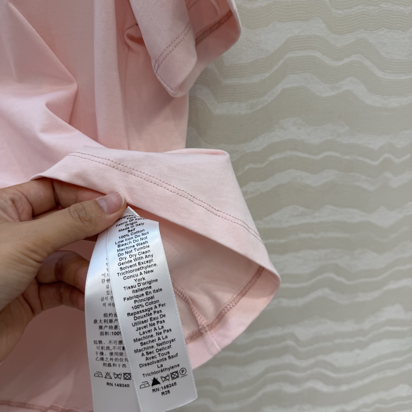 高端原单品质❤️KH极简主义长期穿搭！KH纸片人穿搭正肩高级纯棉T。后背标签🏷️极简高级感。进口纯棉面料