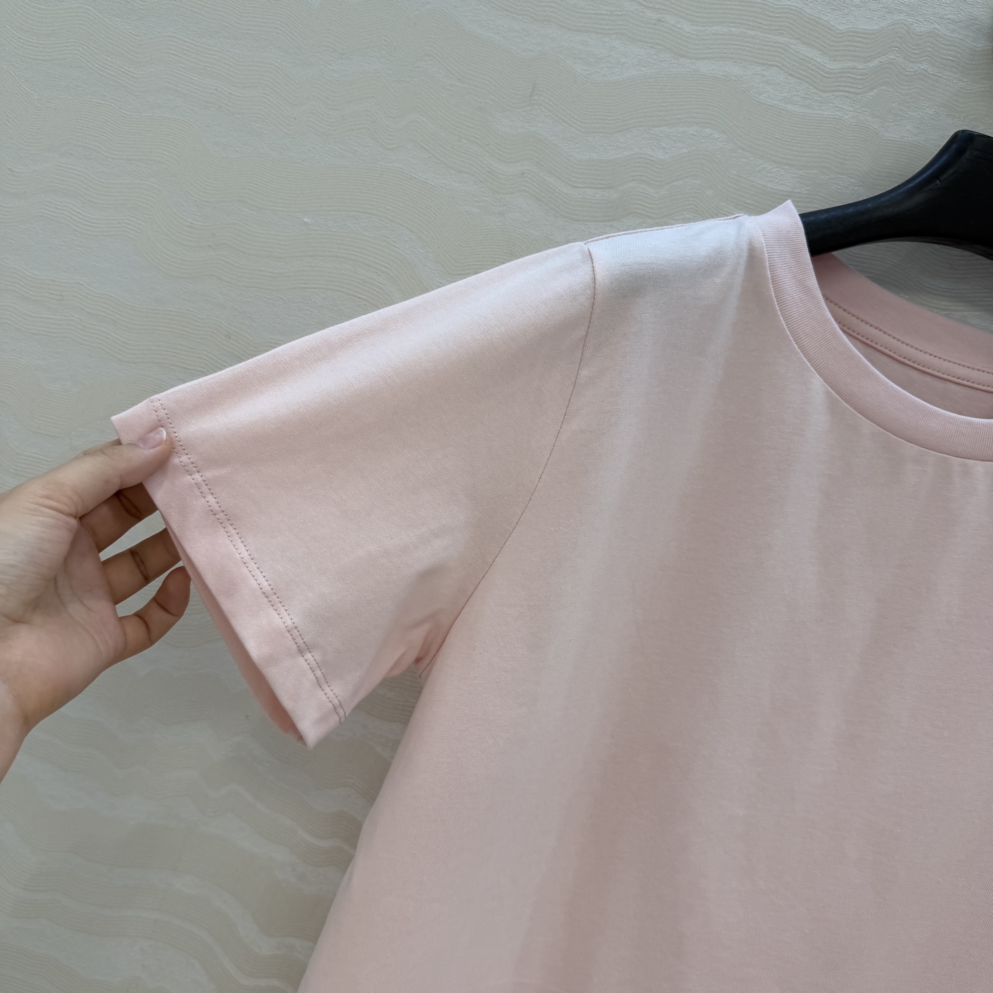 高端原单品质❤️KH极简主义长期穿搭！KH纸片人穿搭正肩高级纯棉T。后背标签🏷️极简高级感。进口纯棉面料